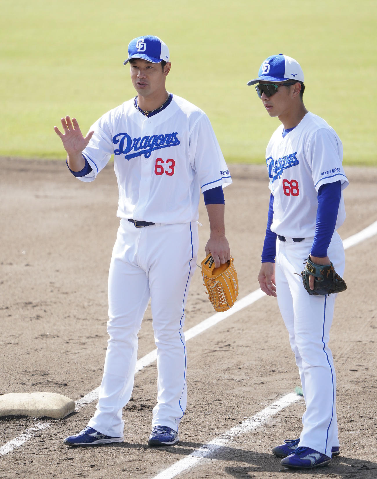 福永にアドバイスをする堂上内野守備走塁コーチ（左）（撮影・森本幸一）