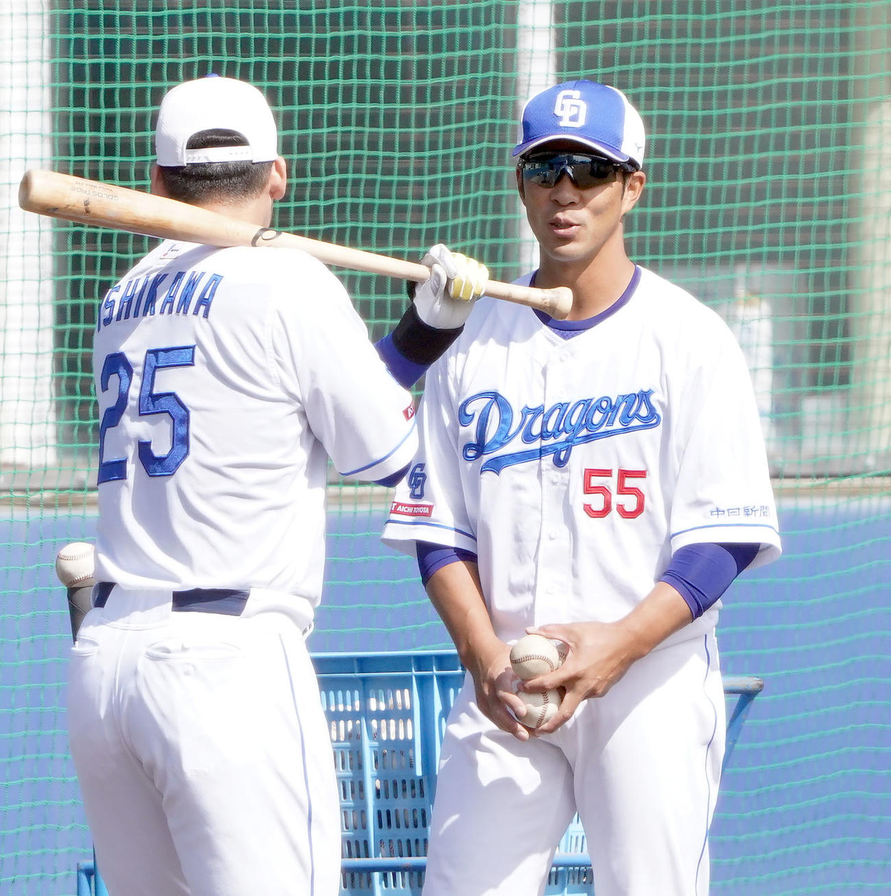 石川昂と言葉を交わす福田打撃コーチ（右）（撮影・森本幸一）