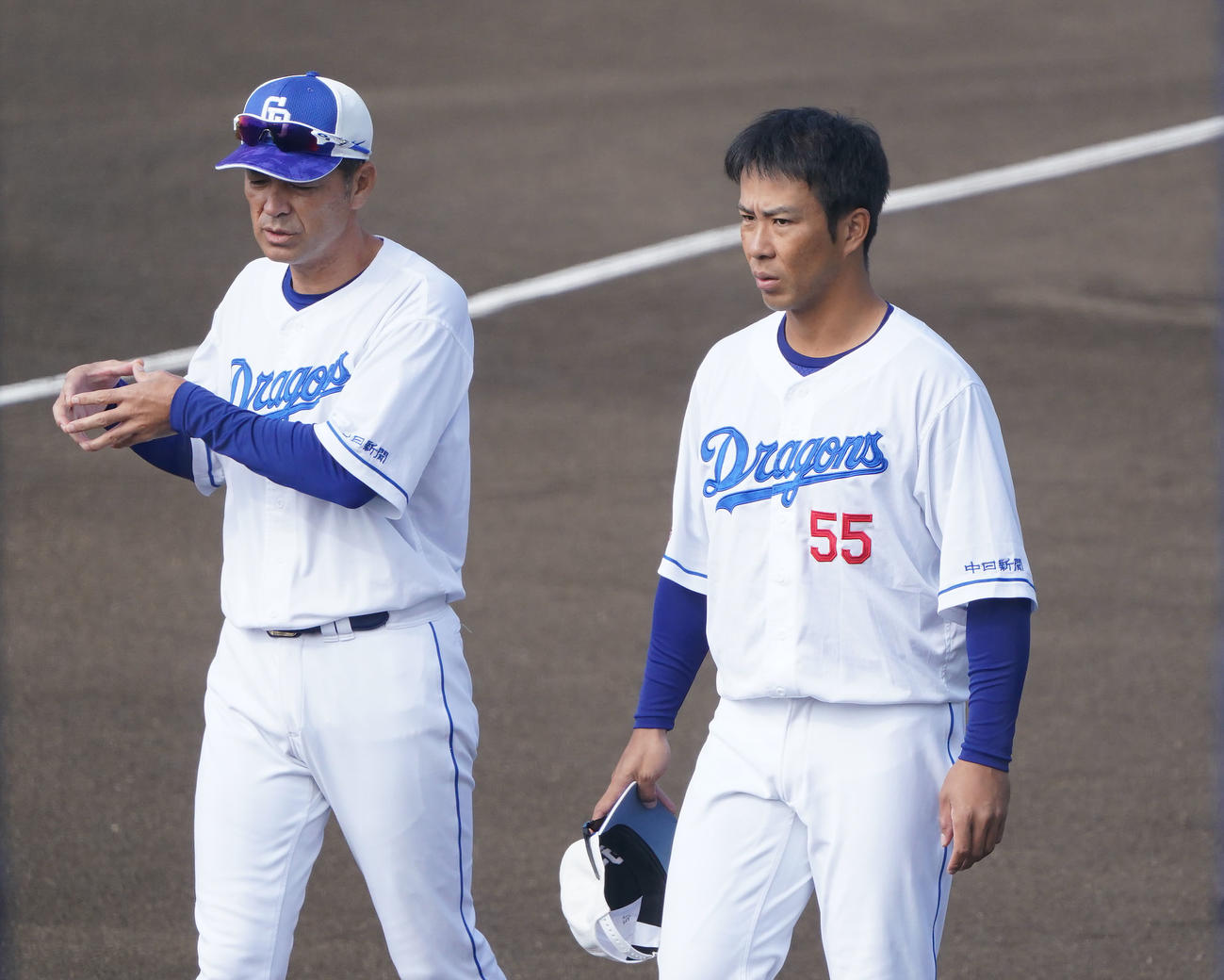 上田打撃コーチコーチと言葉を交わす福田打撃コーチ（右）（撮影・森本幸一）