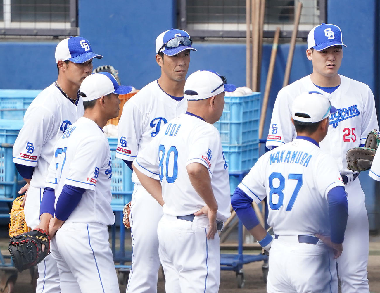 ミーティングの輪に加わり話を聞く福田打撃コーチ（左から3人目）（撮影・森本幸一）