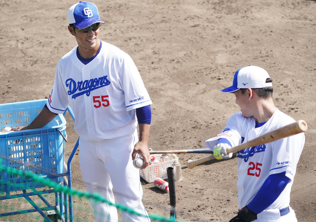 石川昂と言葉を交わす福田打撃コーチ（左）（撮影・森本幸一）
