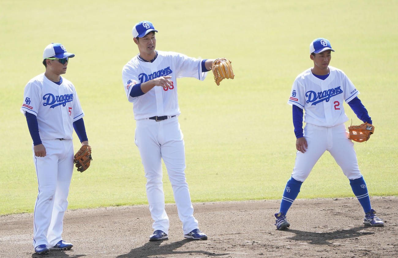 田中、村松らにアドバイスをする堂上内野守備走塁コーチ（中央）（撮影・森本幸一）