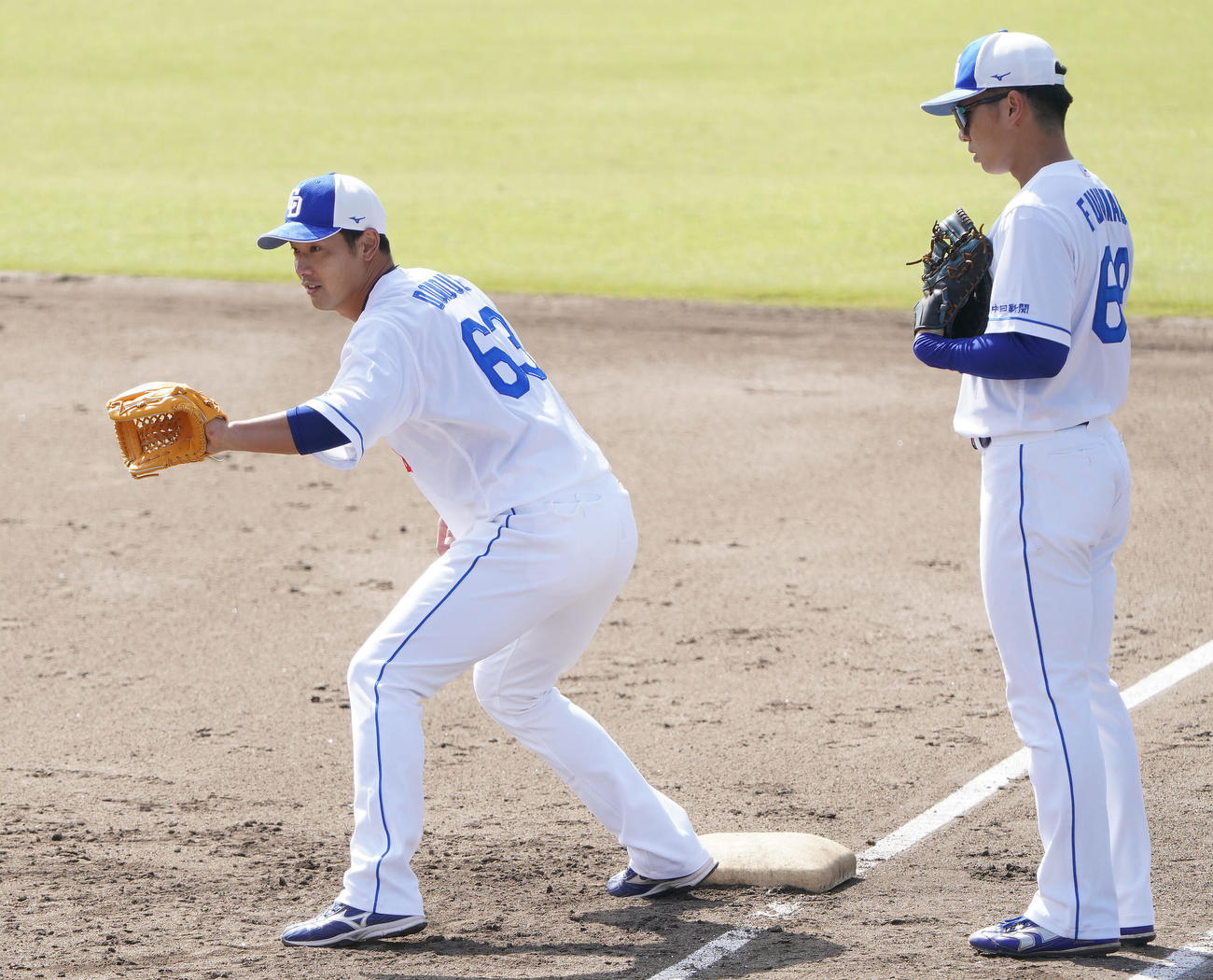 福永にアドバイスをする堂上内野守備走塁コーチ（左）（撮影・森本幸一）