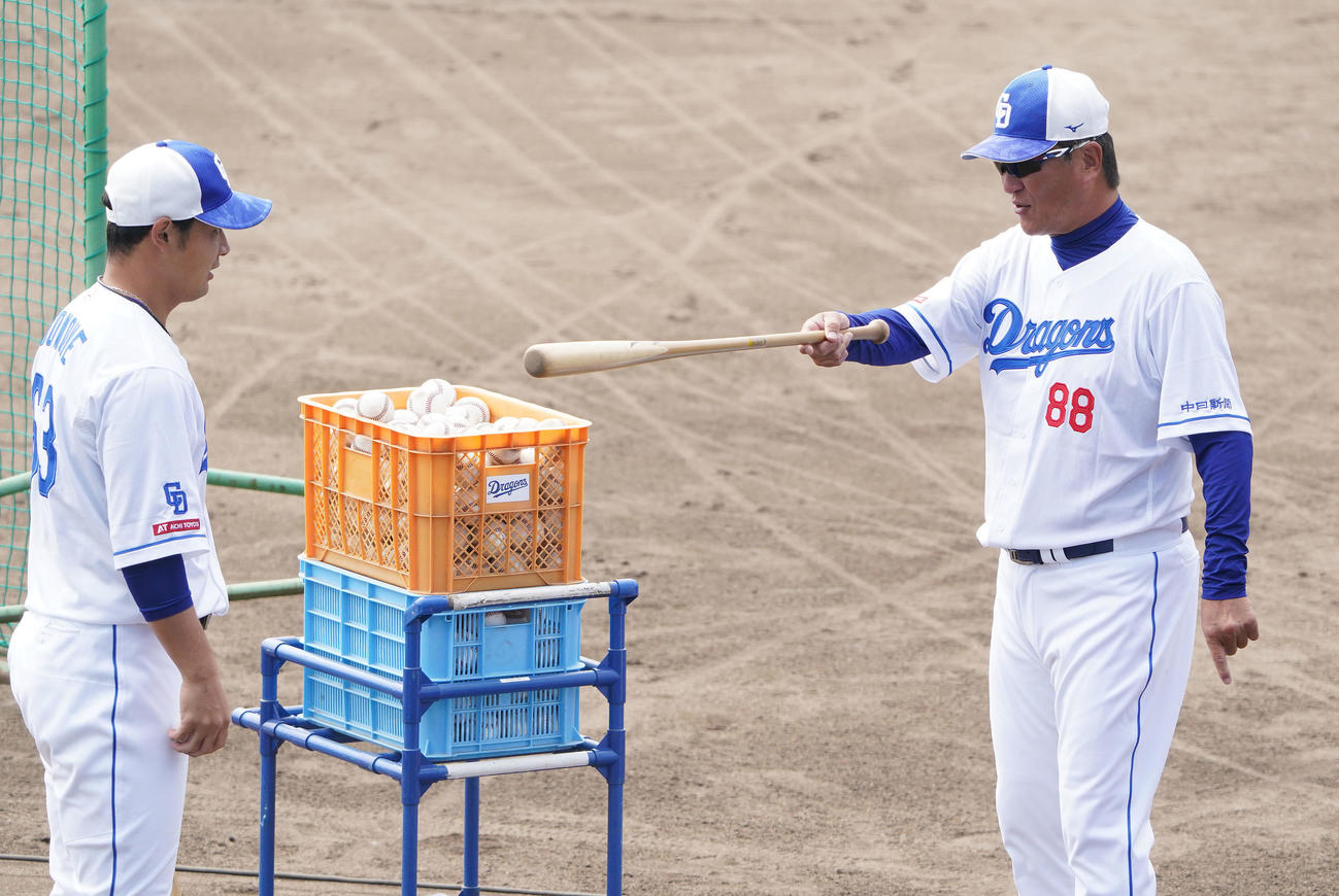 堂上内野守備走塁コーチと言葉を交わす片岡2軍監督（右）（撮影・森本幸一）