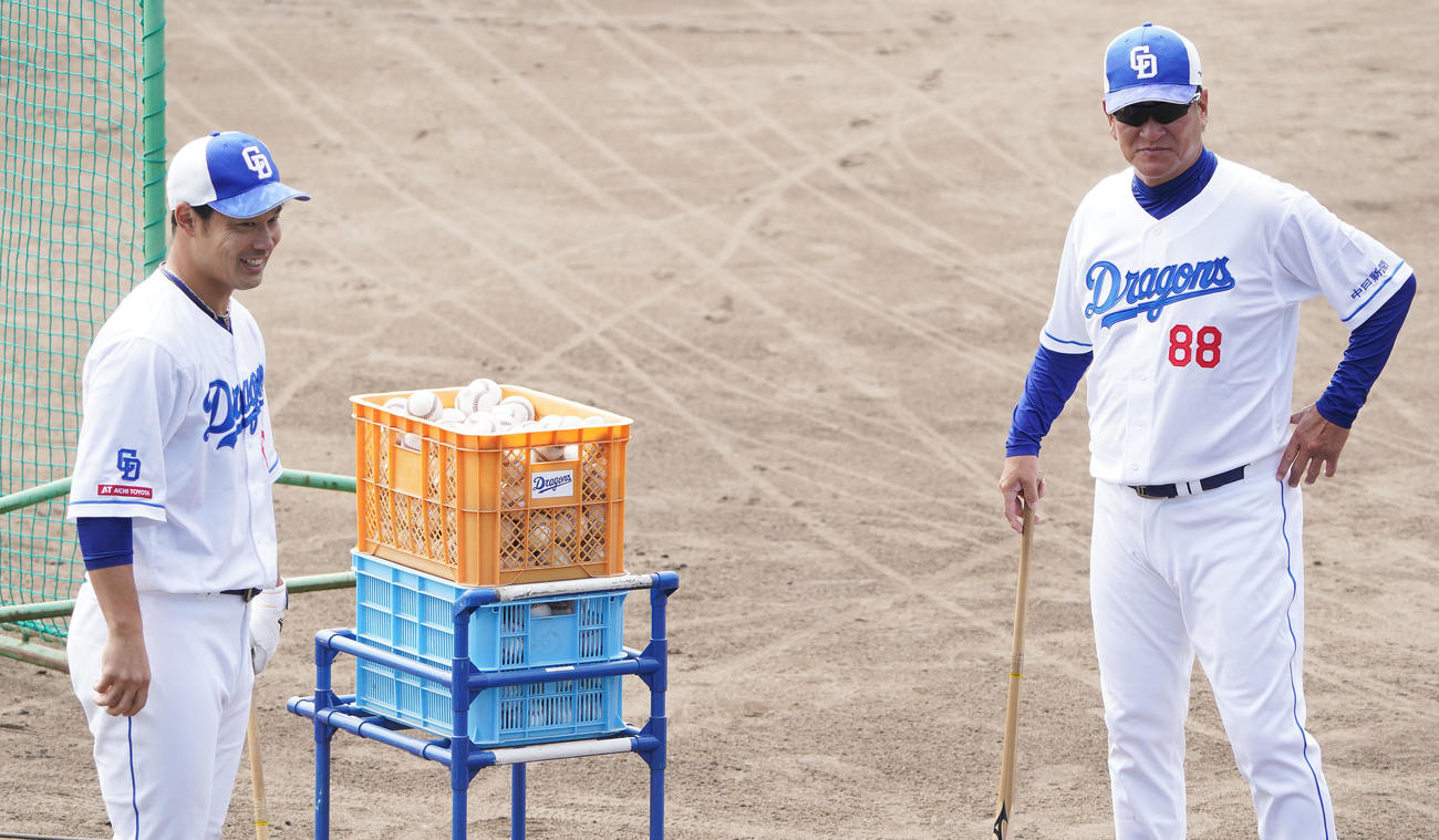 堂上内野守備走塁コーチと言葉を交わす片岡2軍監督（右）（撮影・森本幸一）