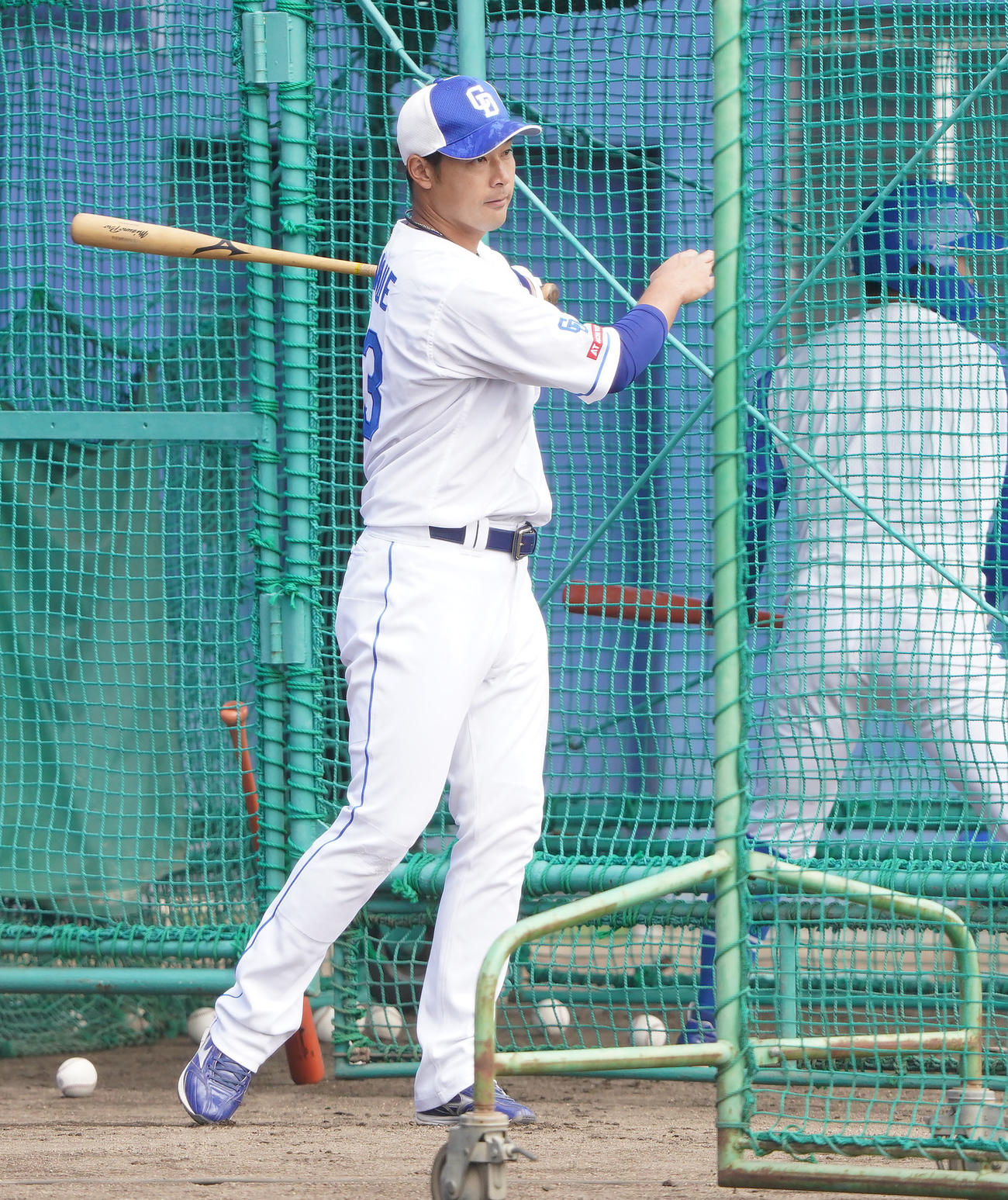 ノックをする堂上内野守備走塁コーチ（撮影・森本幸一）