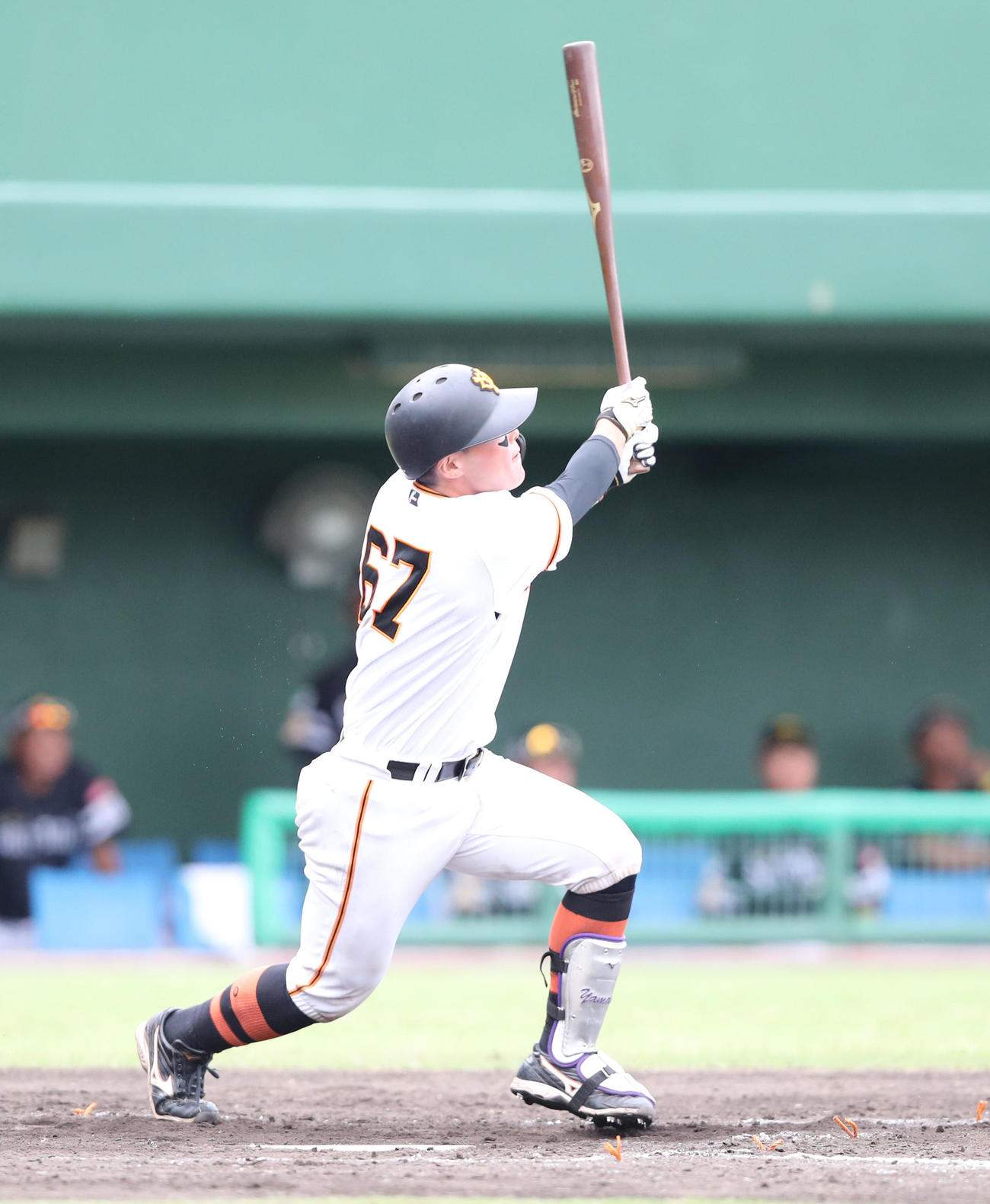 巨人対ソフトバンク　4回裏巨2死一塁、山瀬は左越え2点本塁打を放つ（撮影・梅根麻紀）