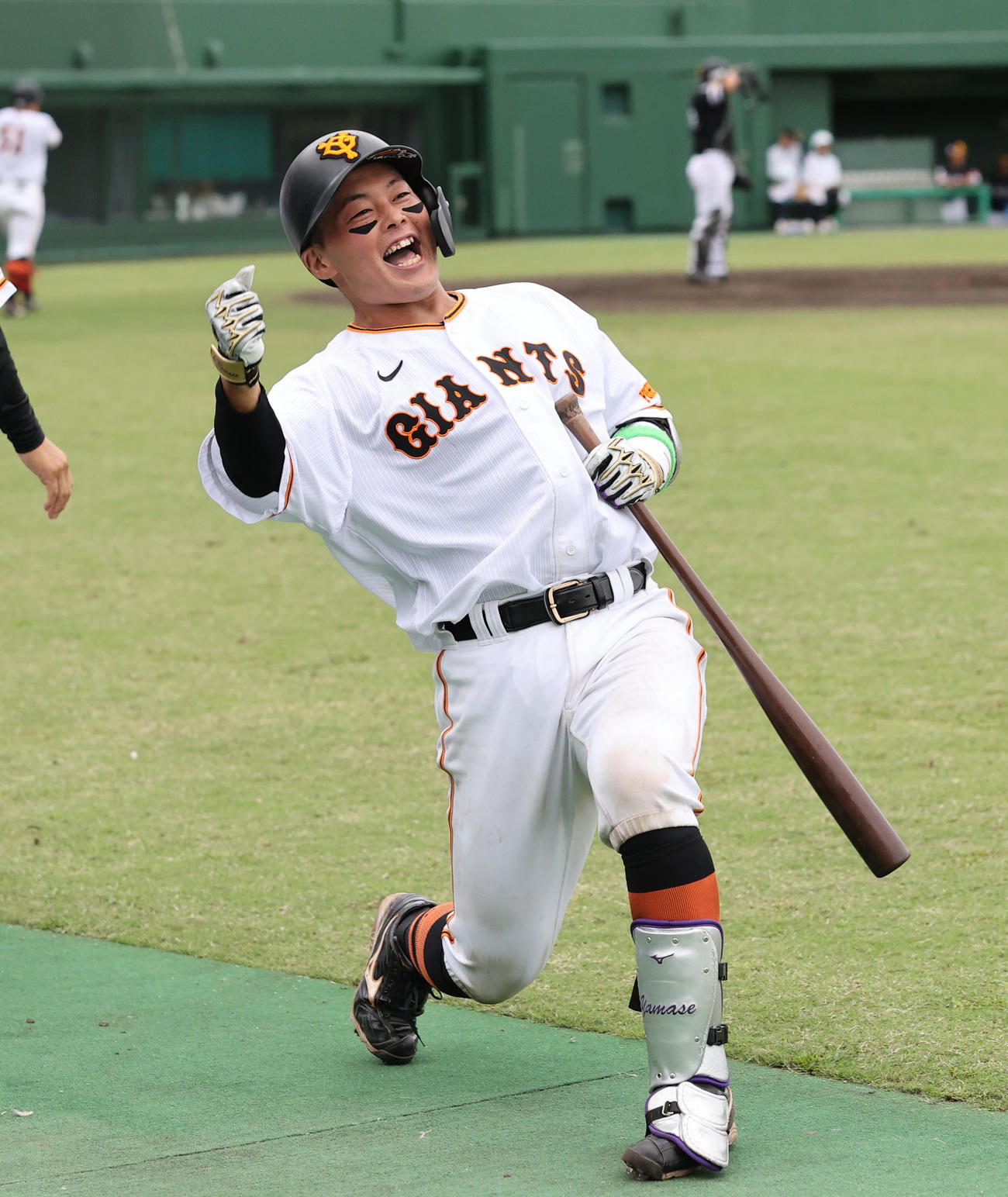 巨人対ソフトバンク　4回裏巨2死一塁、山瀬は左越え2点本塁打を放ち「熱男ー！！！！！」（撮影・梅根麻紀）