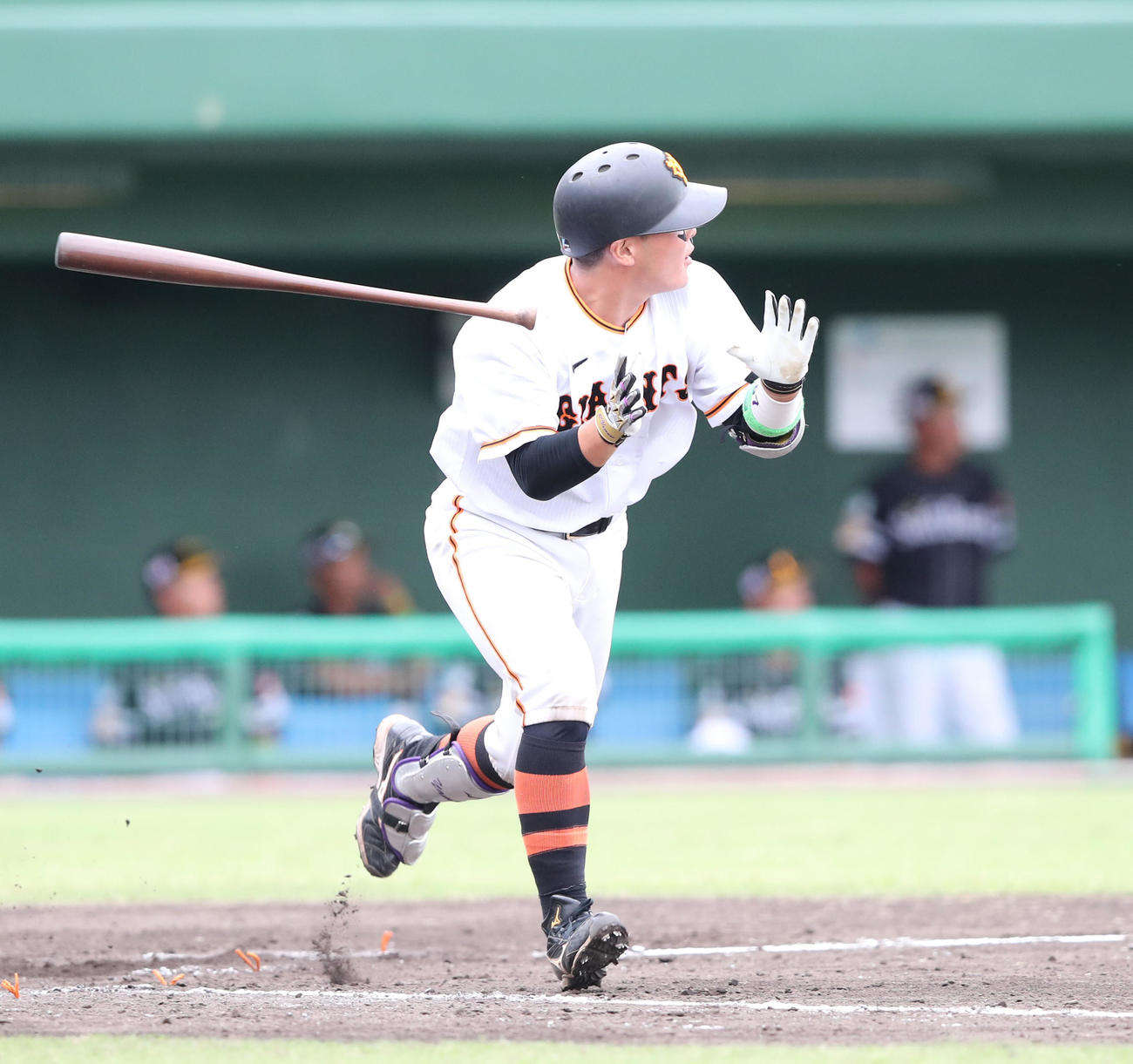 巨人対ソフトバンク　4回裏巨2死一塁、山瀬は左越え2点本塁打を放つ（撮影・梅根麻紀）