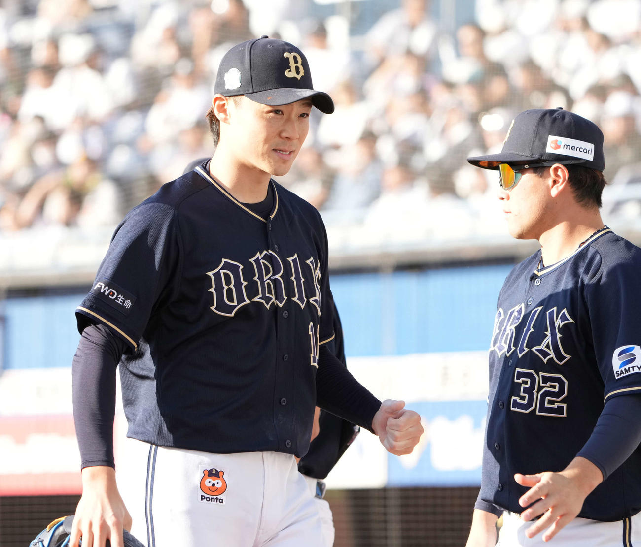 ロッテ対オリックス　6回の投球を終えナインに迎えられるオリックス先発のオリックス山崎福（撮影・小沢裕）