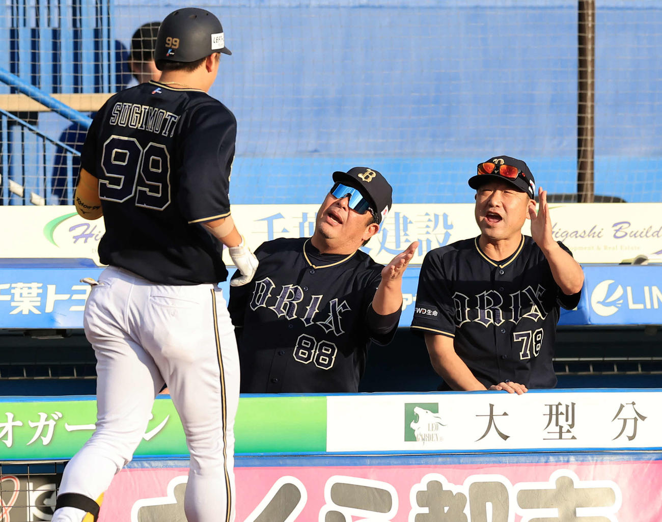 ロッテ対オリックス　9回表オリックス無死、杉本（左）が右中間ソロ本塁打を放ち、ハイタッチで迎える中嶋監督（右）（撮影・浅見桂子）
