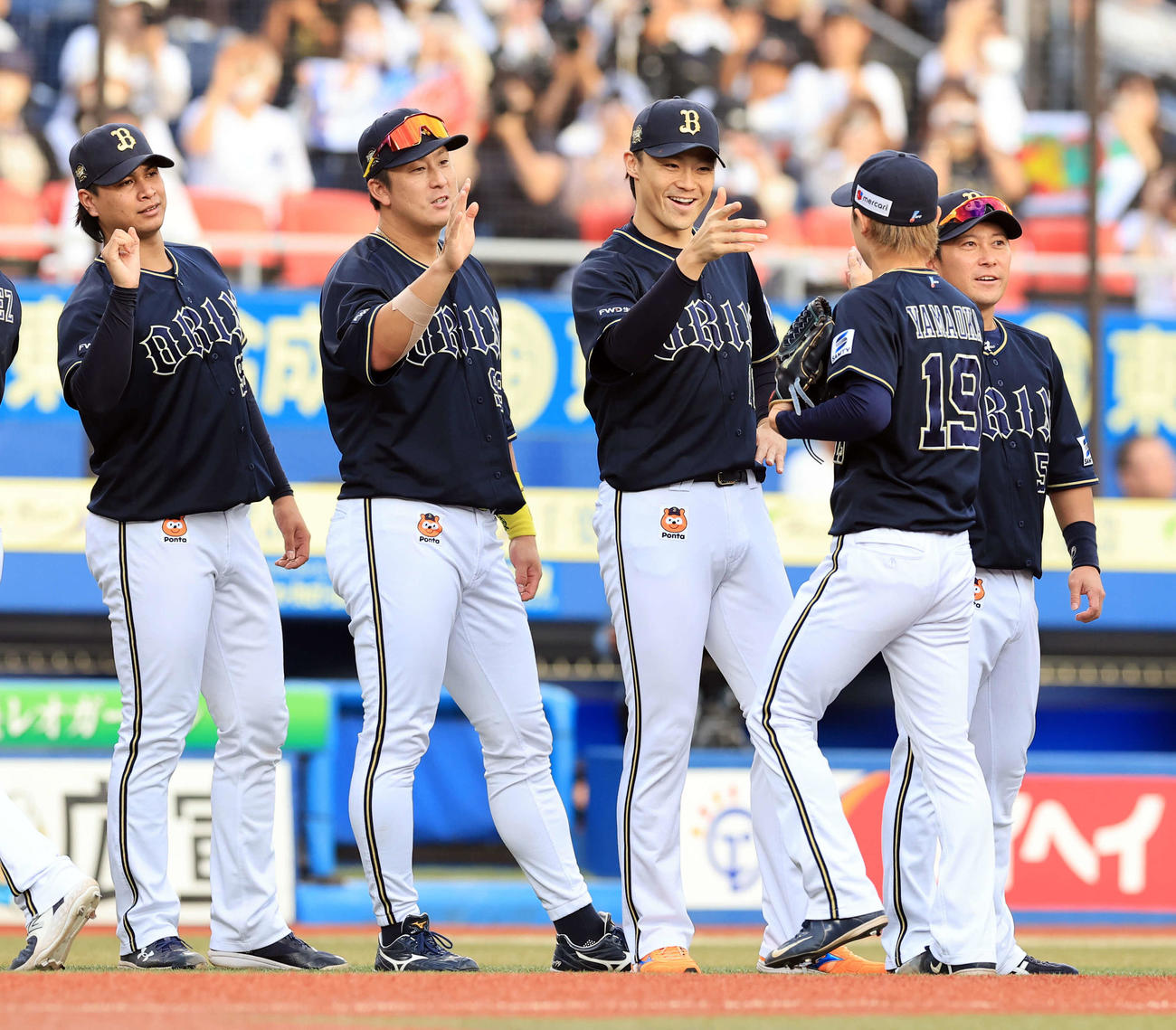ロッテ対オリックス　最後を締めた山岡（右）を笑顔で迎える山崎福（右から3人目）、杉本（同4人目）、宇田川（左）ら（撮影・浅見桂子）