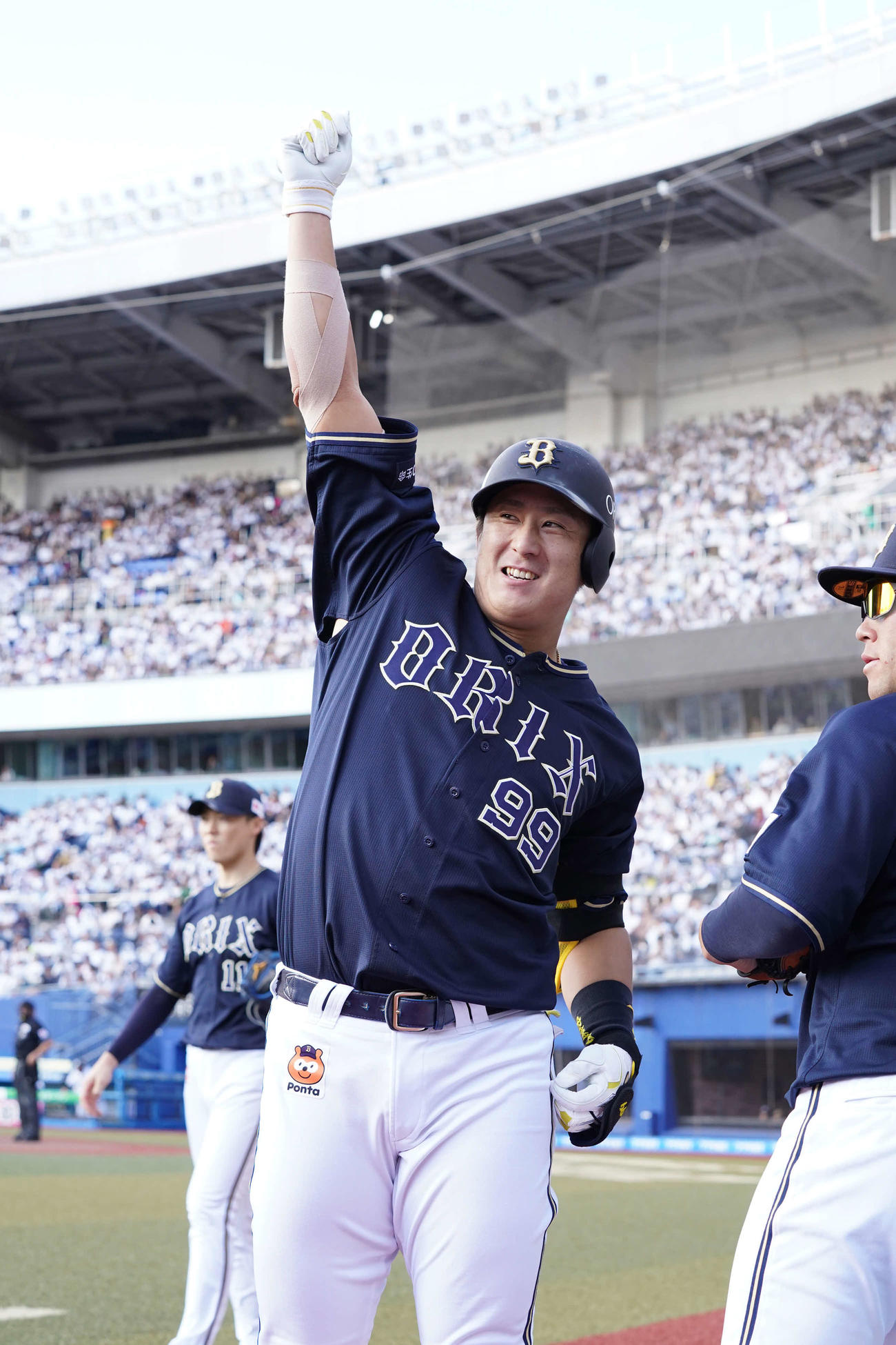ロッテ対オリックス　4回表オリックス2死、杉本は左越えに勝ち越しのソロ本塁打を放ちファンに向かって拳を突き上げる（撮影・小沢裕）