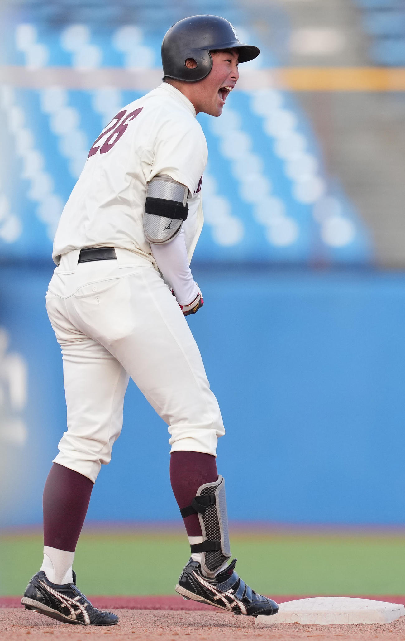 立大対早大　9回裏早大2死二塁、左適時二塁打を放った代打篠原は塁上で雄たけびを上げる（撮影・鈴木みどり）