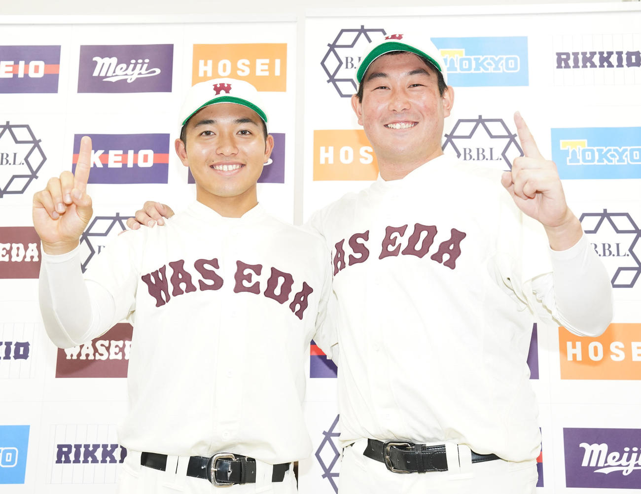 立大対早大　サヨナラ勝ちし、笑顔で記念撮影に納まる早大の篠原（右）と香西（撮影・鈴木みどり）