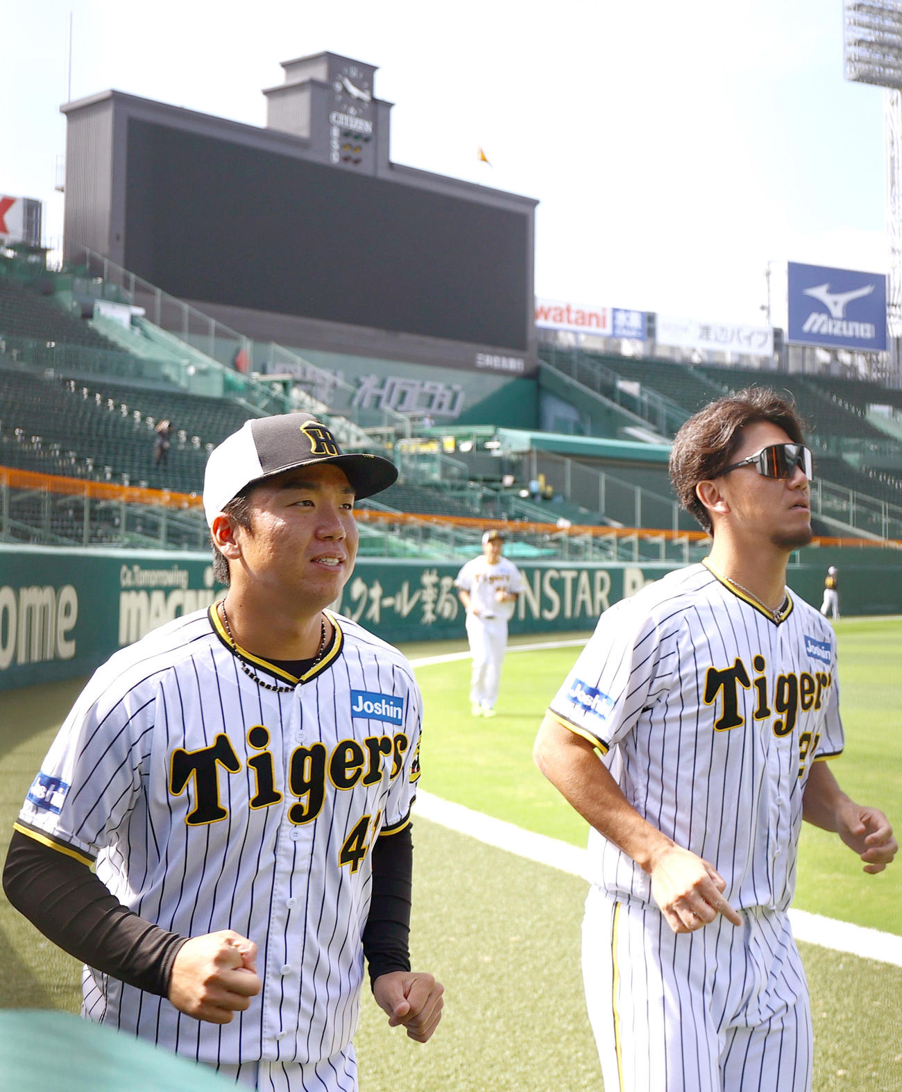 甲子園球場の外野でランニングする村上（左）と伊藤将（撮影・上山淳一）