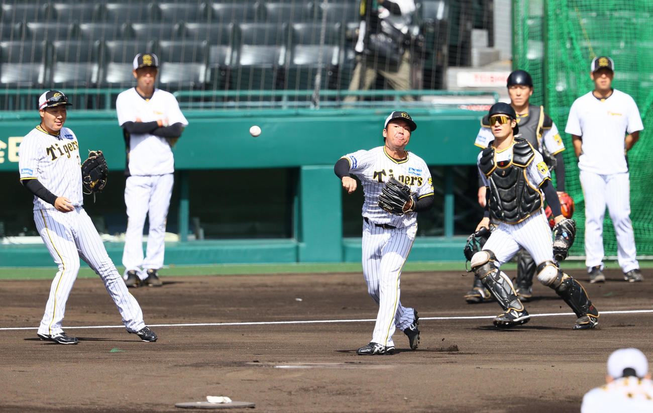 阪神村上（左から3人目）は投内連係で二塁へ送球する（撮影・上山淳一）