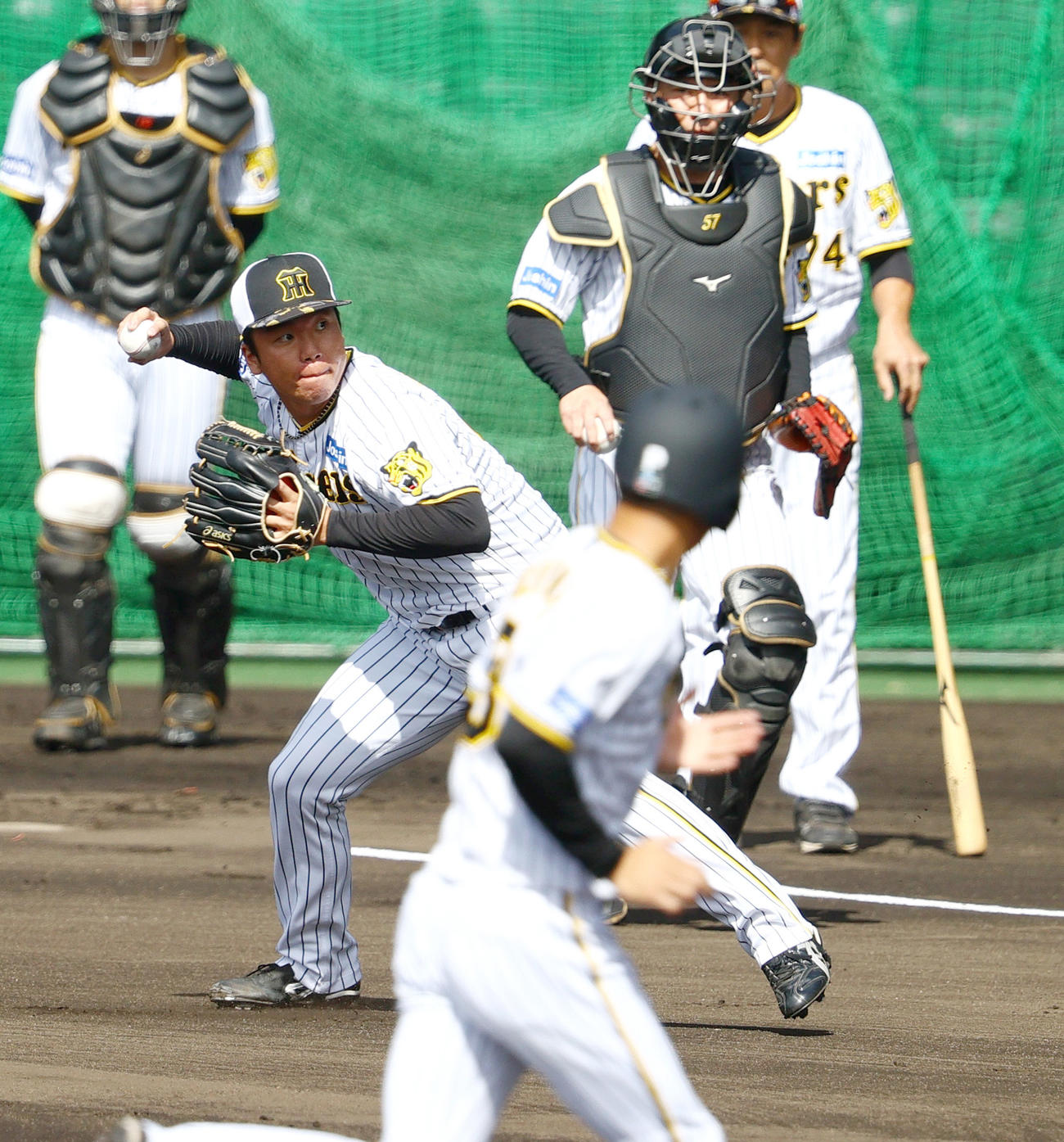 阪神村上（左）は投内連係で三塁へ送球する（撮影・上山淳一）