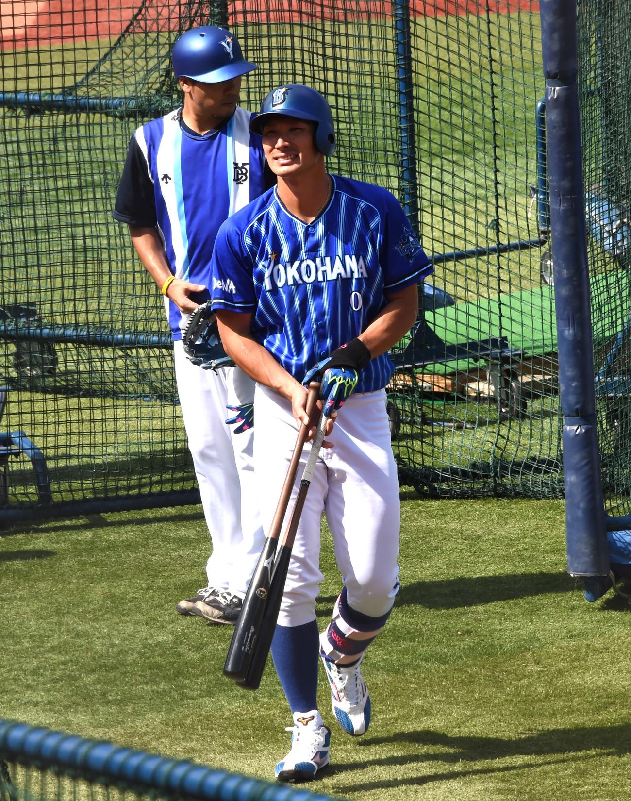 打撃練習を終えリラックスした表情を見せるDeNA大田（撮影・鈴木正章）