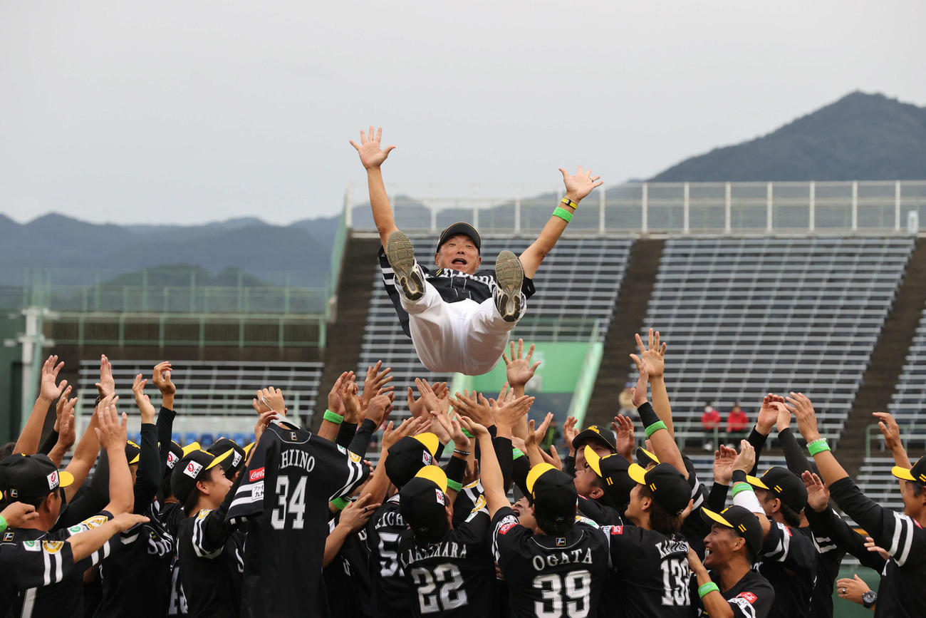 巨人対ソフトバンク　ファーム選手権を制し、胴上げをされるソフトバンク小久保2軍監督（撮影・梅根麻紀）