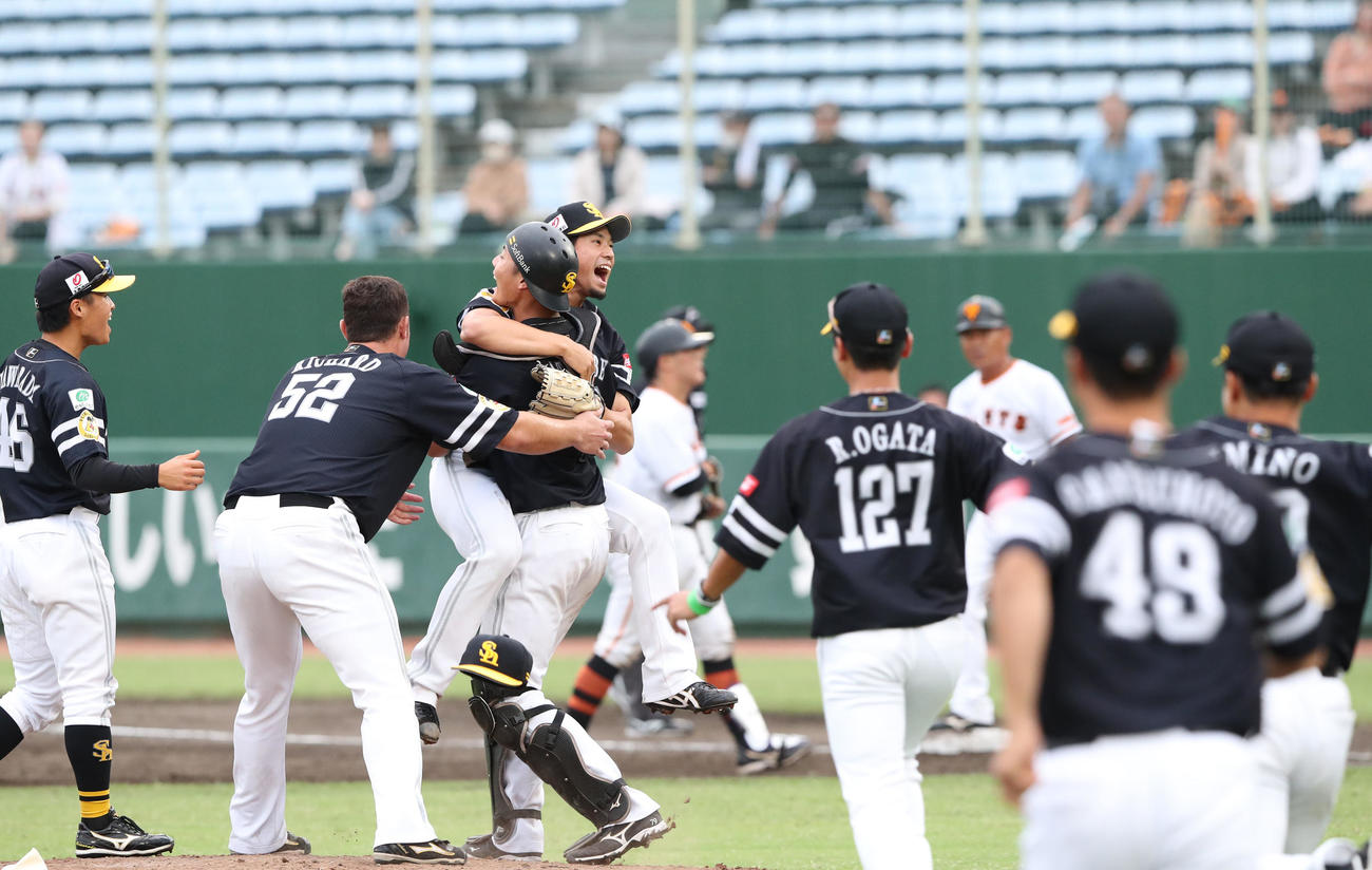 巨人対ソフトバンク　9回に登板した尾形はきっちり抑え渡辺陸と抱き合って喜ぶ（撮影・梅根麻紀）