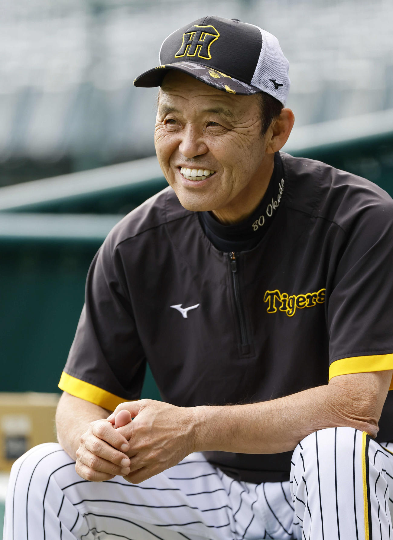 練習を見つめる阪神岡田監督（撮影・藤尾明華）