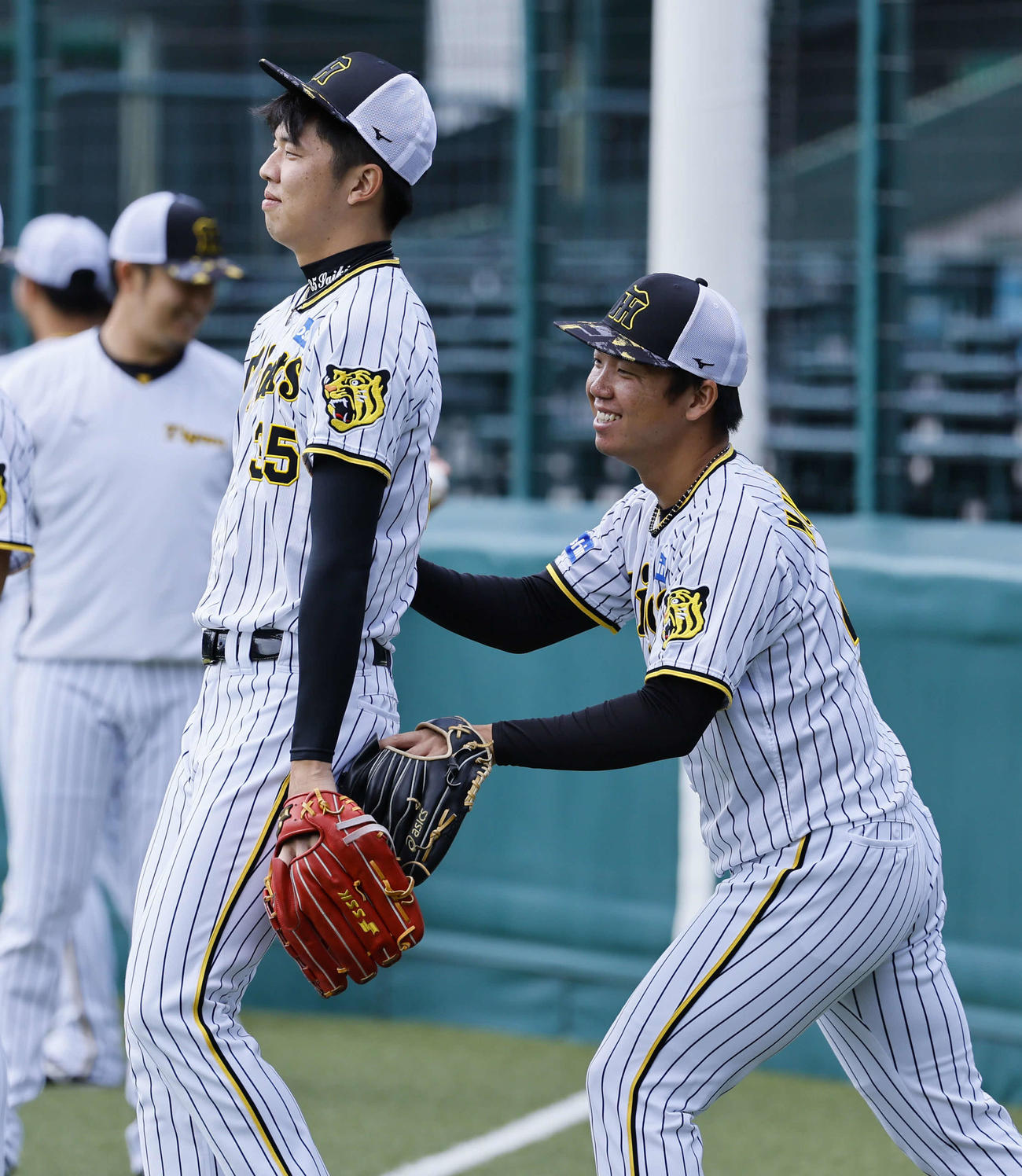 キャッチボールの前に、じゃれ合う阪神村上（右）と才木（撮影・藤尾明華）