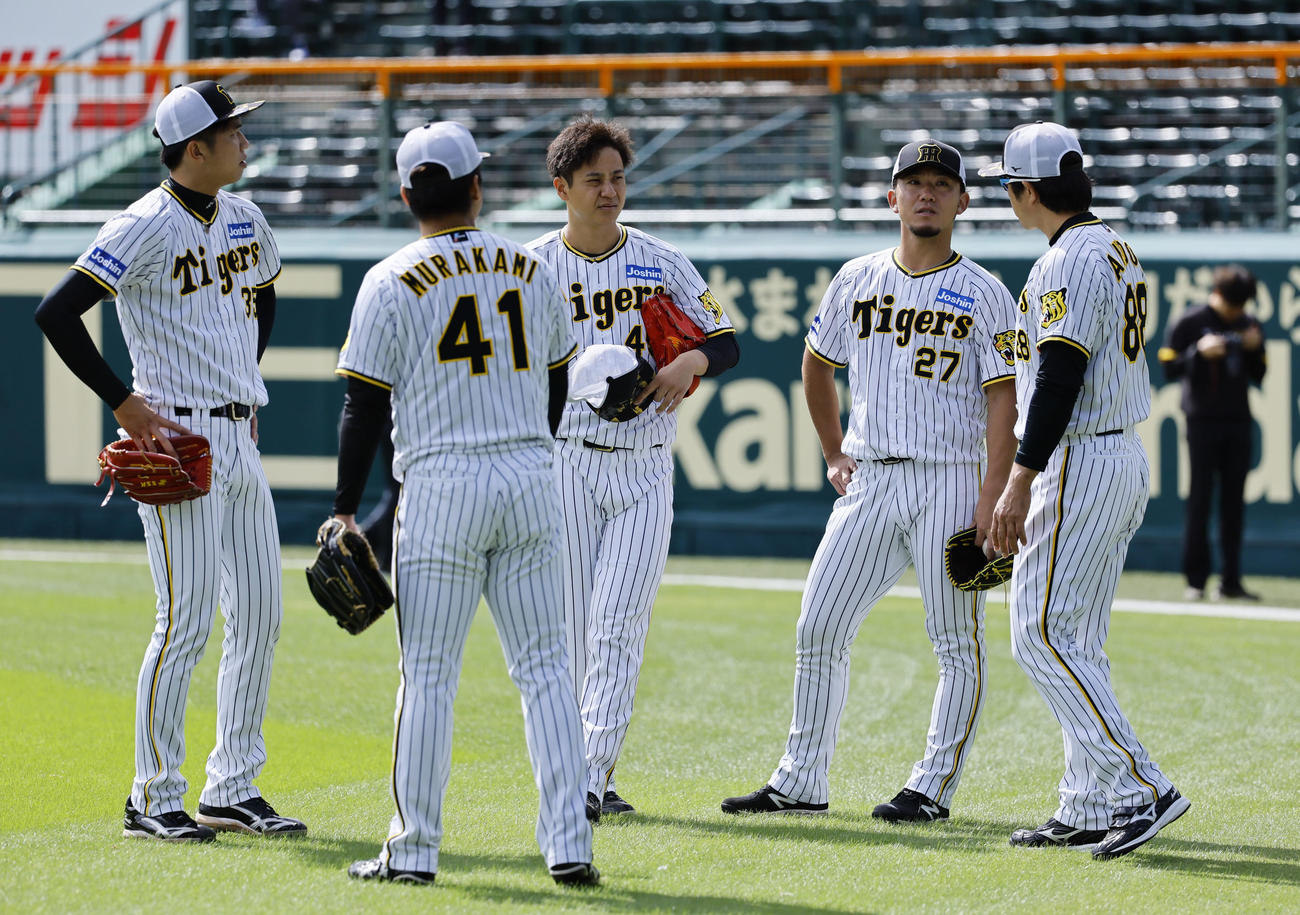 安藤投手コーチ（右端）と話をする（左から）阪神才木、村上、大竹、伊藤将（撮影・藤尾明華）