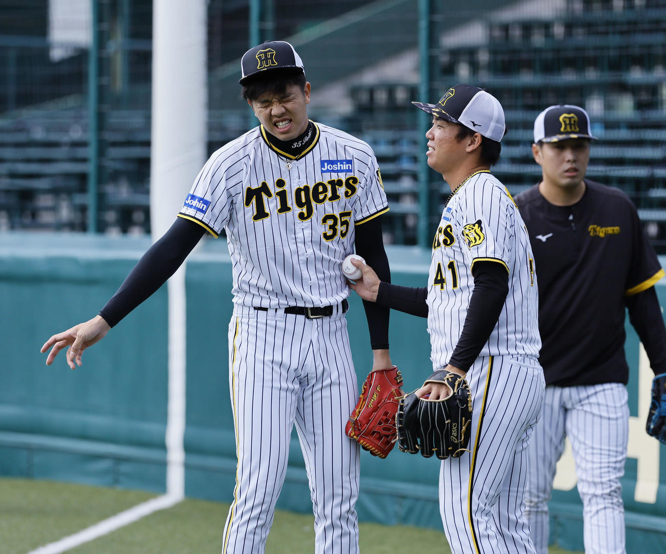 キャッチボールの前に、じゃれ合う阪神才木（左）と村上（撮影・藤尾明華）