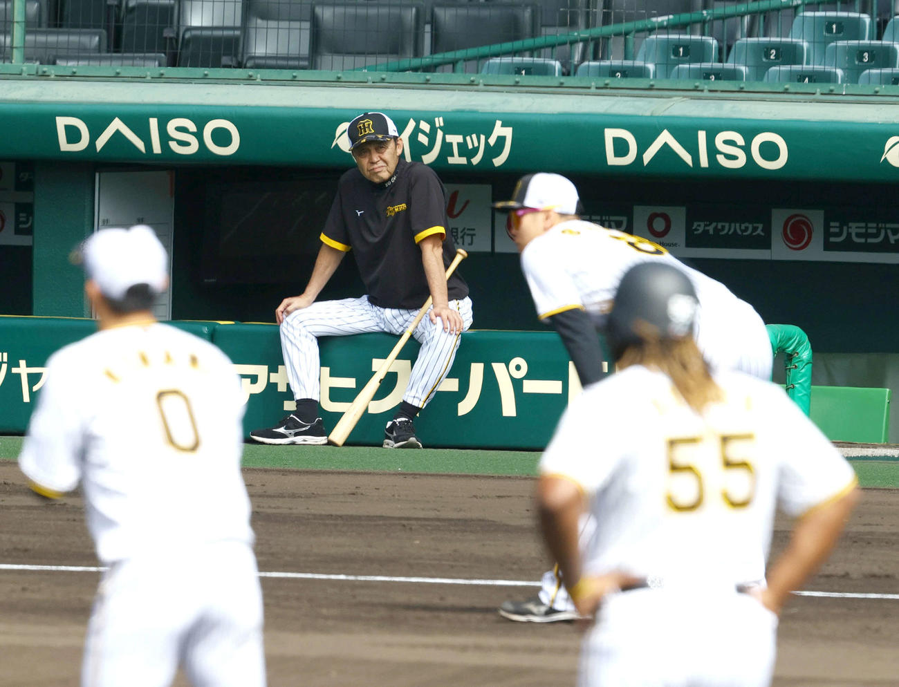投内連係で選手の動きを確認する阪神岡田監督（奥）（撮影・上山淳一）
