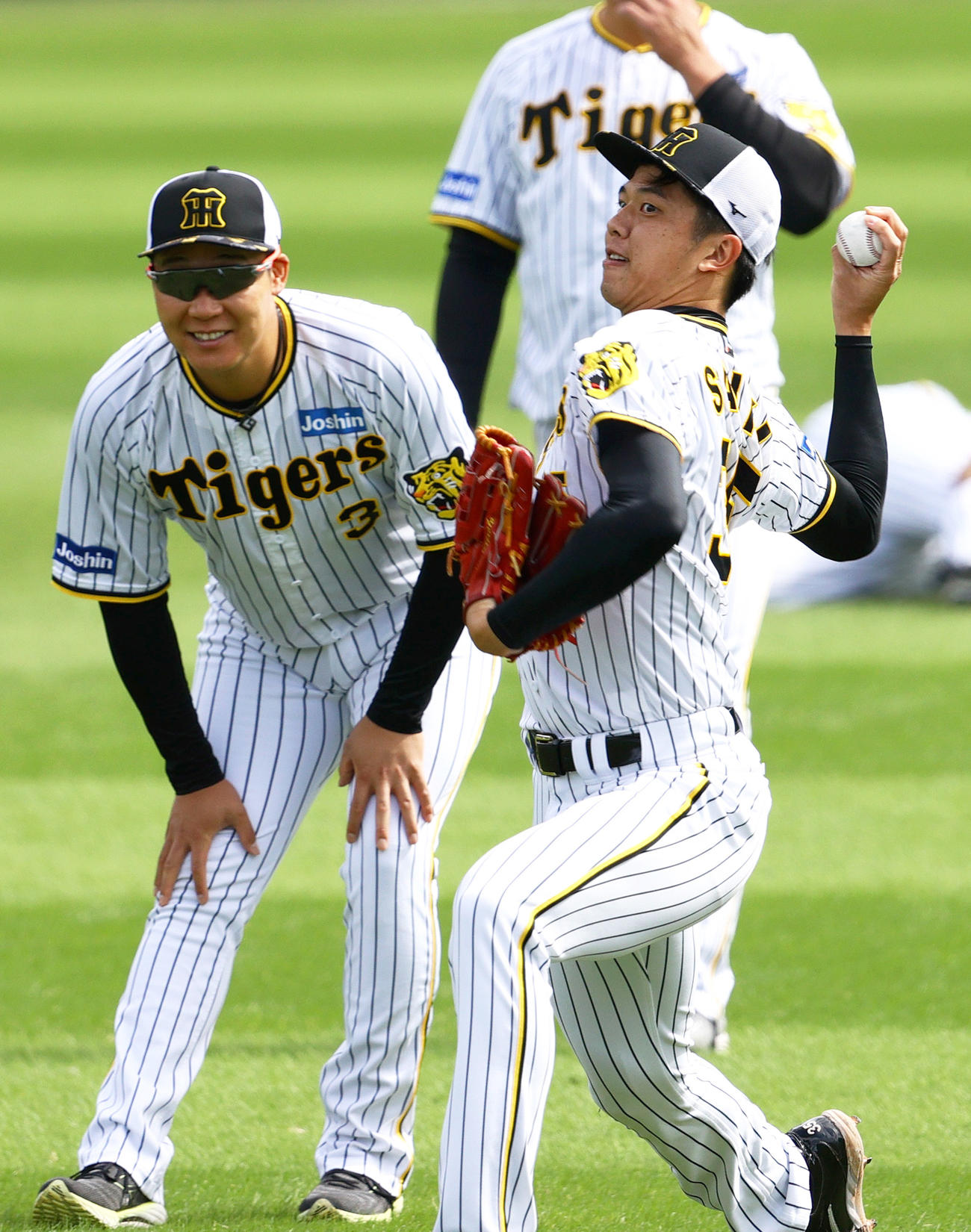 キャッチボールする才木（右）を横にリラックスした表情の大山（撮影・上山淳一）