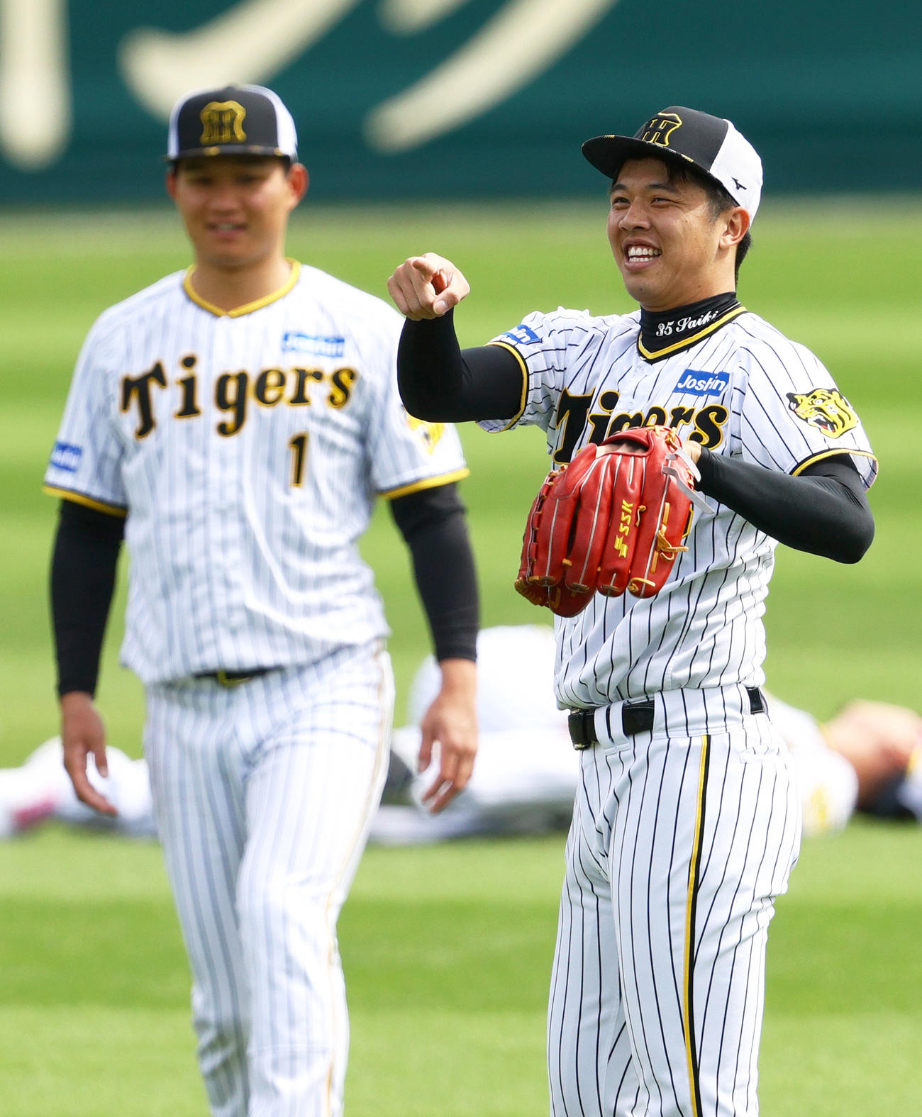 リラックスした表情でキャッチボールする才木。左は森下（撮影・上山淳一）