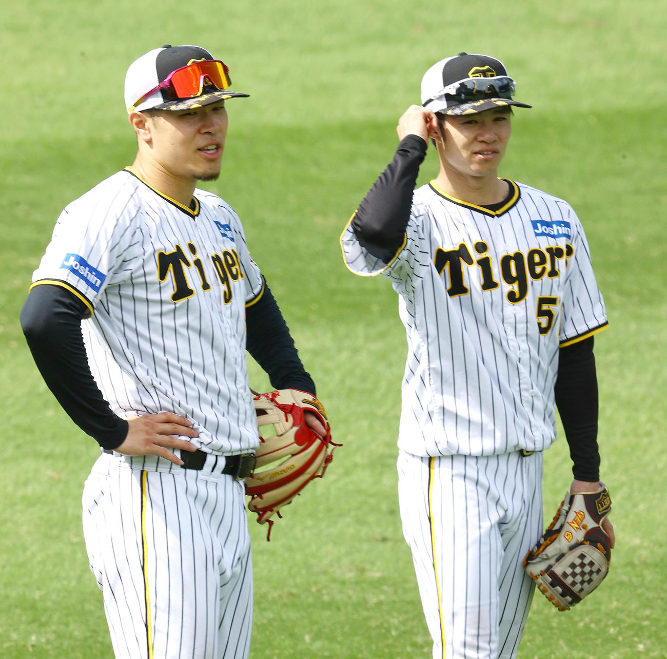 外野で球拾いする佐藤輝（左）と中野（撮影・上山淳一）