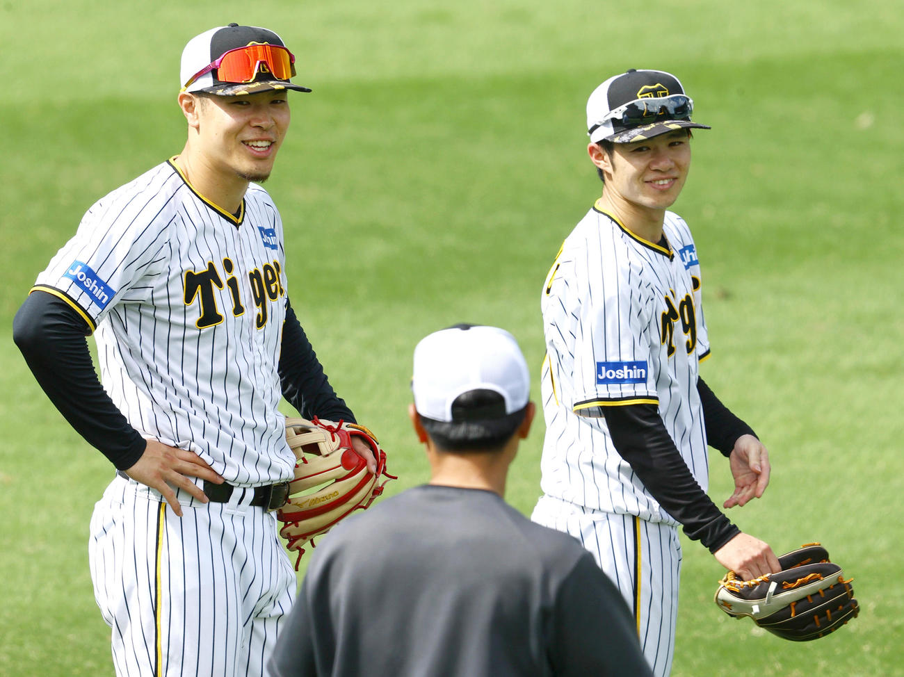 外野でリラックスした表情を見せる佐藤輝（左）と中野（撮影・上山淳一）