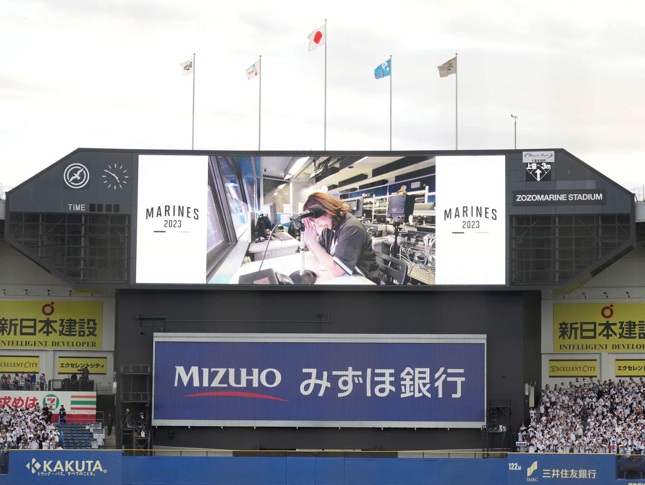 ロッテ対オリックス　ZOZOマリンスタジアム場内アナウンス担当の谷保恵美さんは最後のアナウンス中に感極まる映像が流れると場内からねぎらう拍手が沸き起こった（撮影・小沢裕）