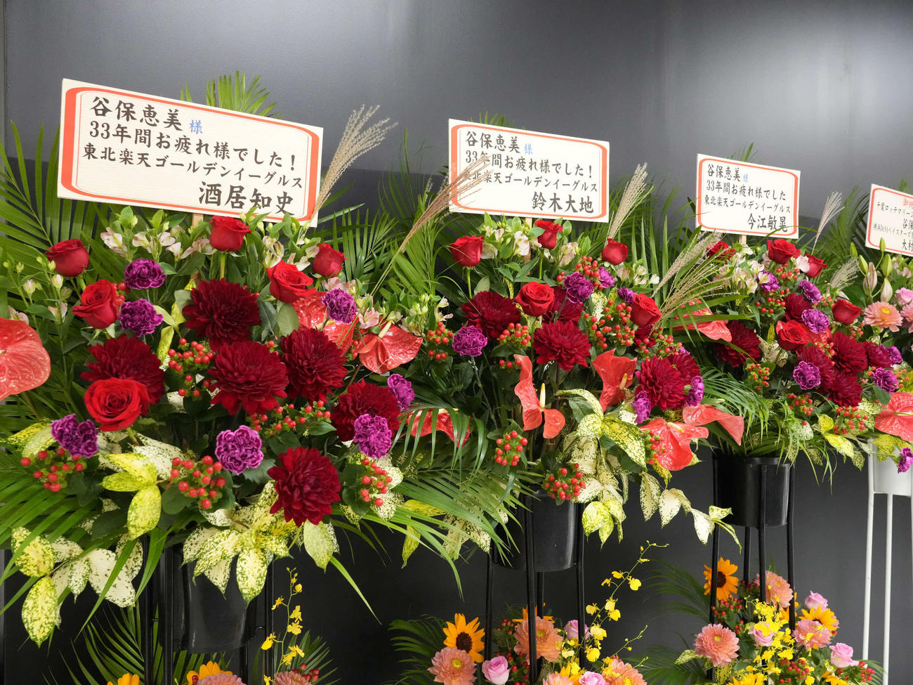 今季限りでの引退を発表したZOZOマリンスタジアムの場内アナウンス担当の谷保さんにはたくさんの花束が寄せられた（撮影・小沢裕）