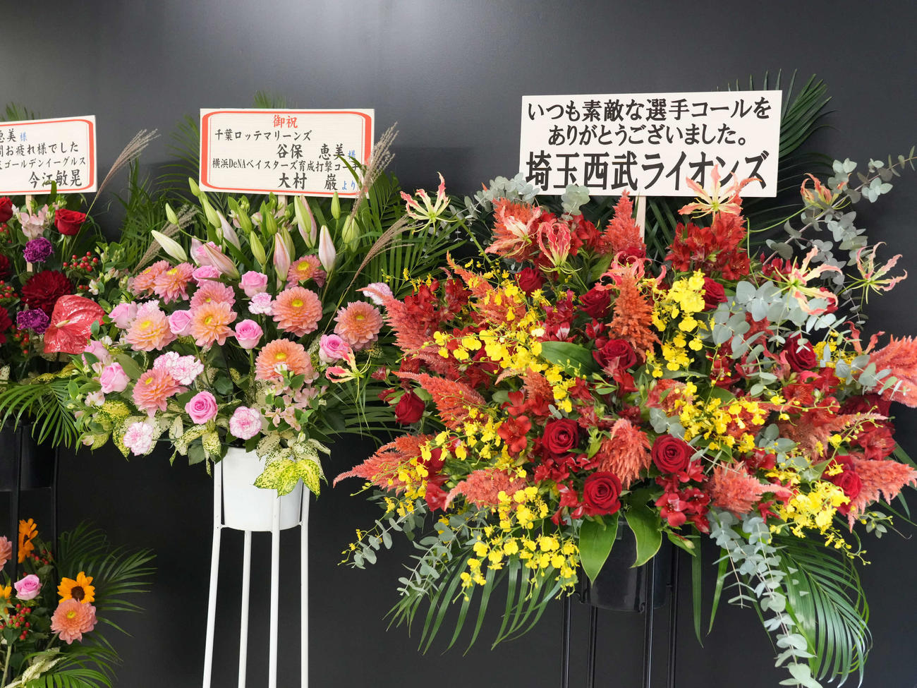 今季限りでの引退を発表したZOZOマリンスタジアムの場内アナウンス担当の谷保さんにはたくさんの花束が寄せられた（撮影・小沢裕）