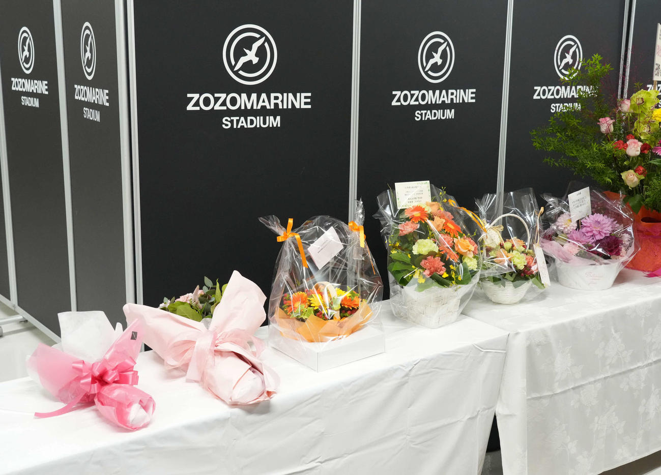 今季限りでの引退を発表したZOZOマリンスタジアムの場内アナウンス担当の谷保さんにはたくさんの花束が寄せられた（撮影・小沢裕）