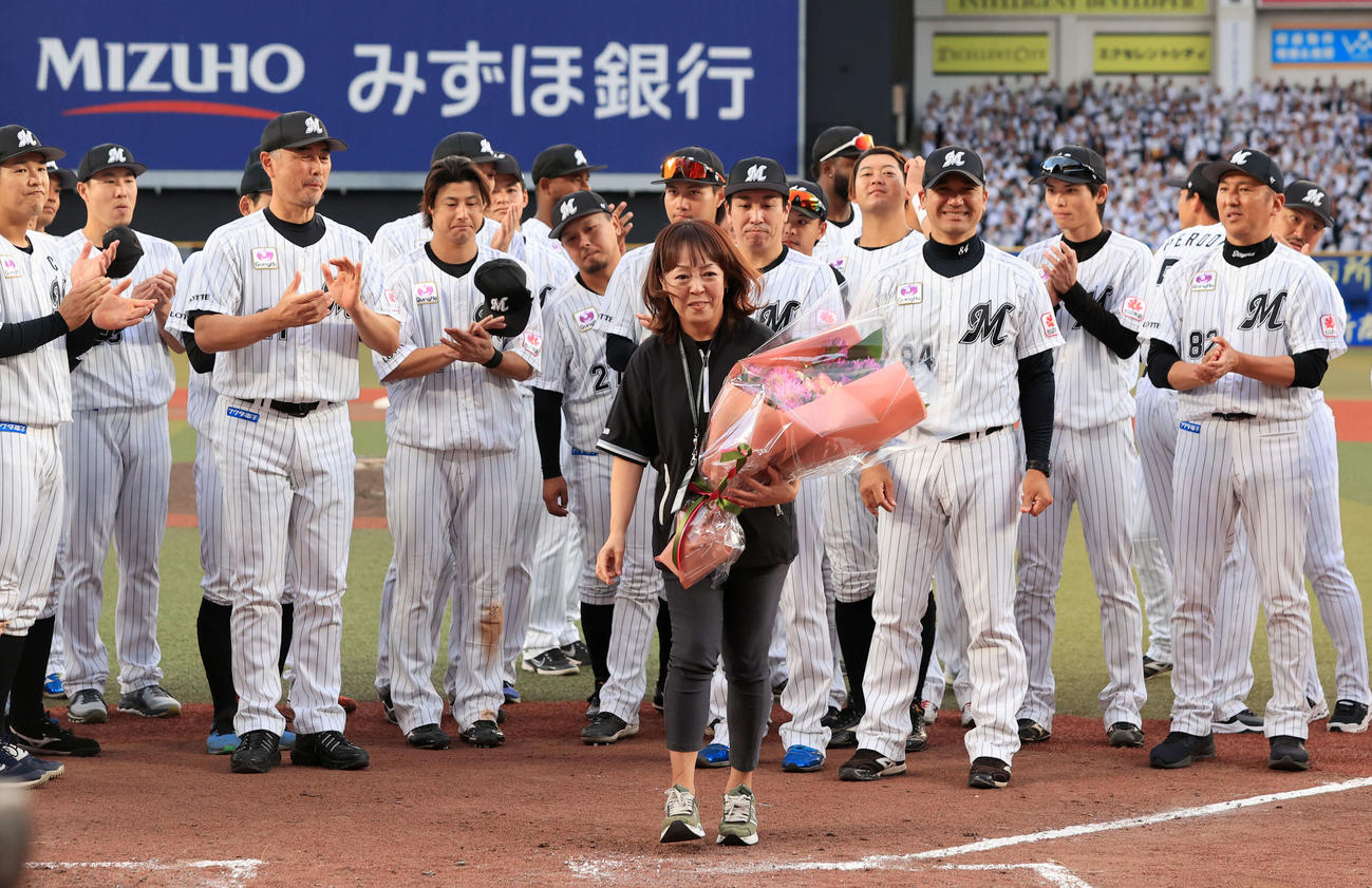 ロッテ対オリックス　今季限りで場内アナウンスから卒業する谷保恵美さん（中央）は、吉井監督（左）らロッテの選手から拍手で送られる（撮影・浅見桂子）