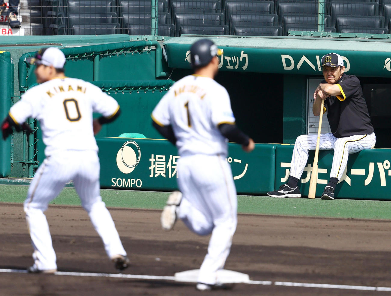選手の投内連係を確認する阪神岡田監督（右）（撮影・上山淳一）