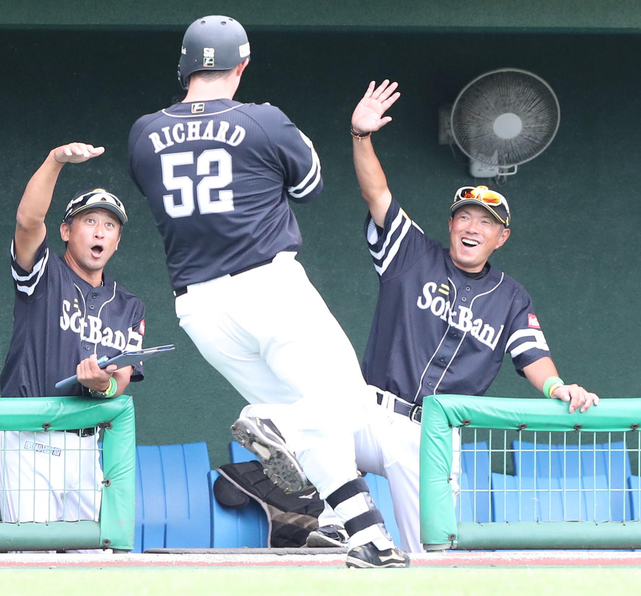 巨人対ソフトバンク　8回表ソフトバンク虫、リチャードは左越えに本塁打を放つ、小久保2軍監督も大喜び（撮影・梅根麻紀）