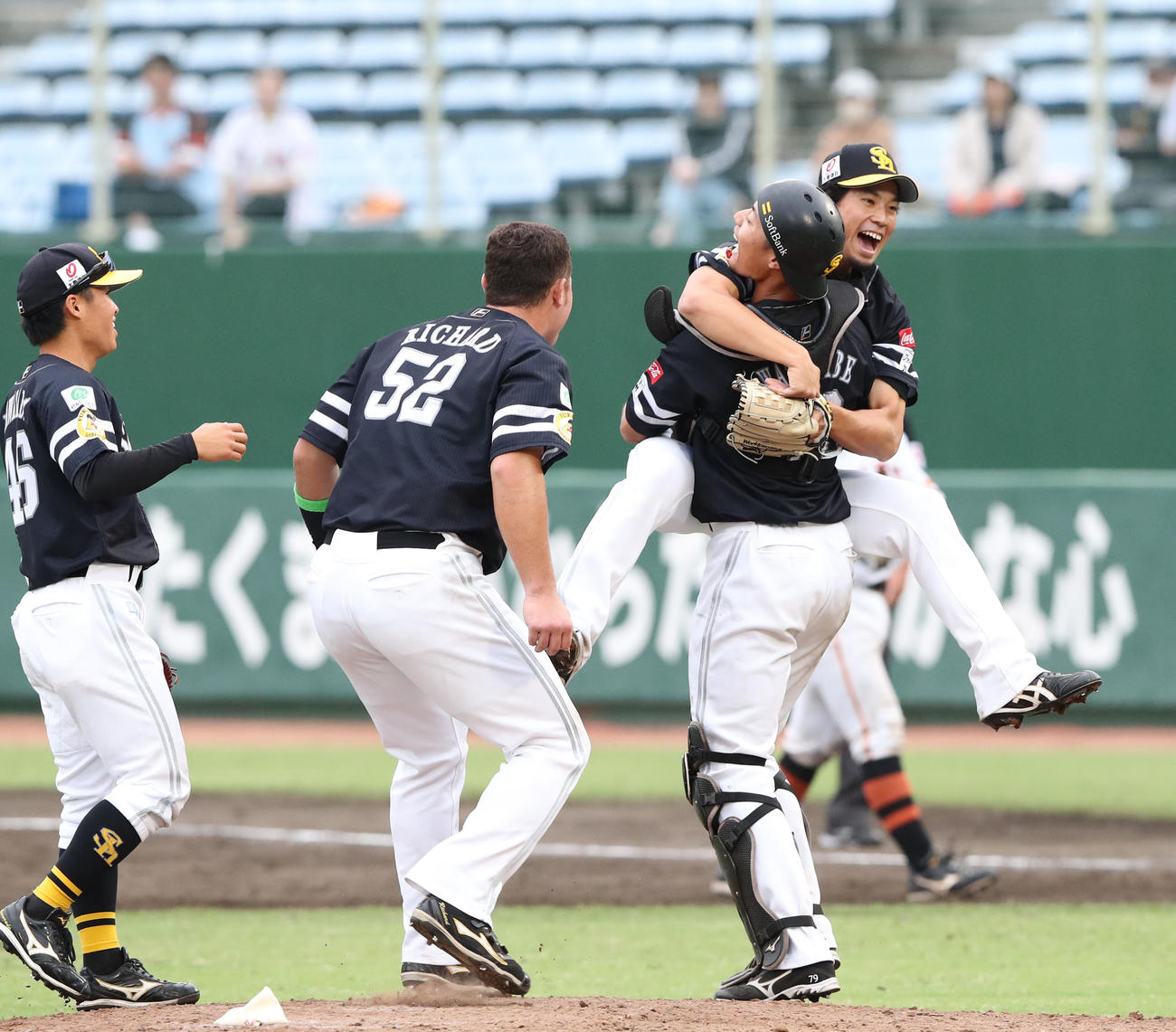 巨人対ソフトバンク　9回に登板した尾形（右後方）はきっちり抑え渡辺陸と抱き合って喜ぶ（撮影・梅根麻紀）
