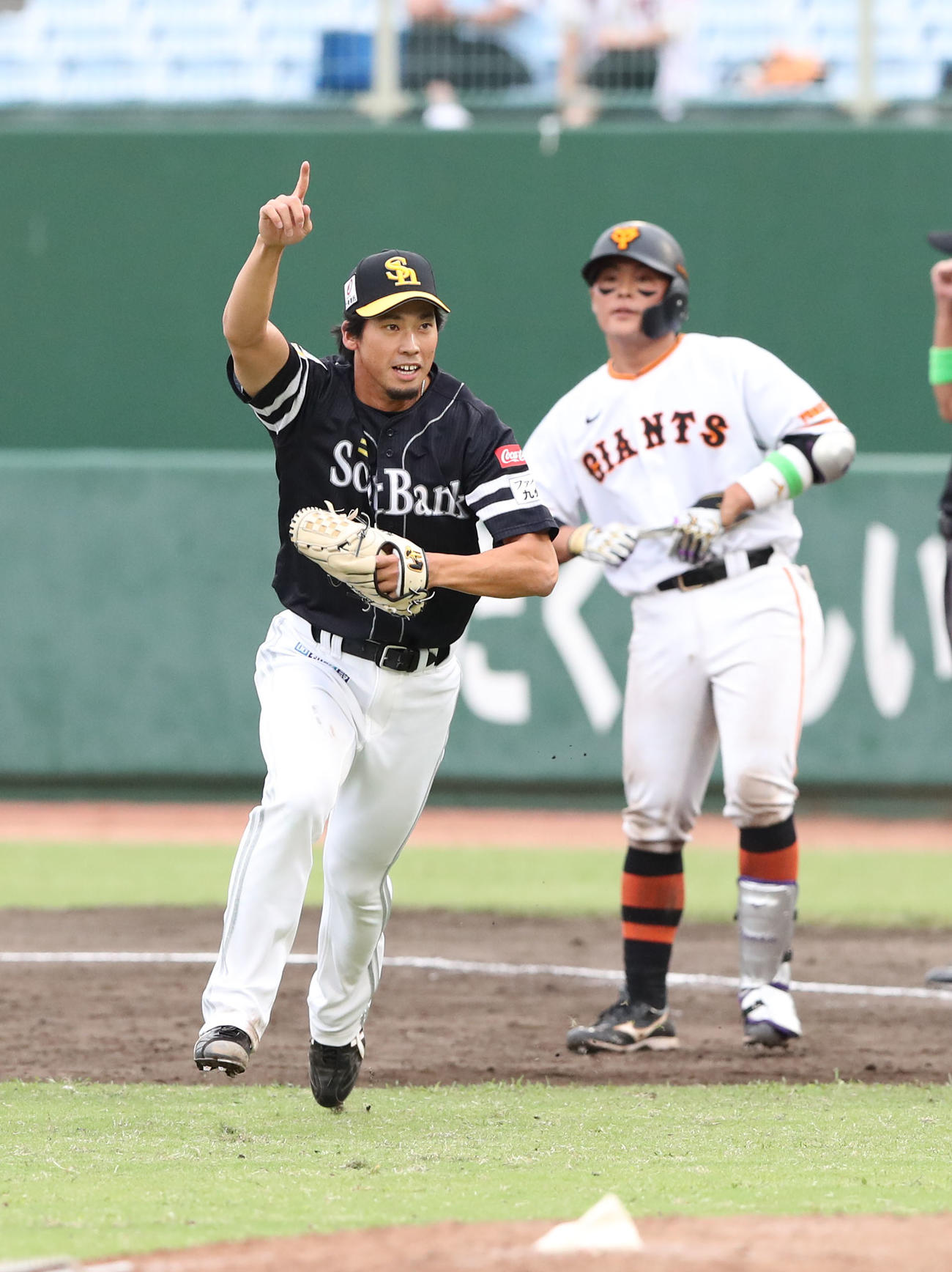 巨人対ソフトバンク　9回に登板した尾形はきっちり抑えフォーム選手権優勝を決める（撮影・梅根麻紀）