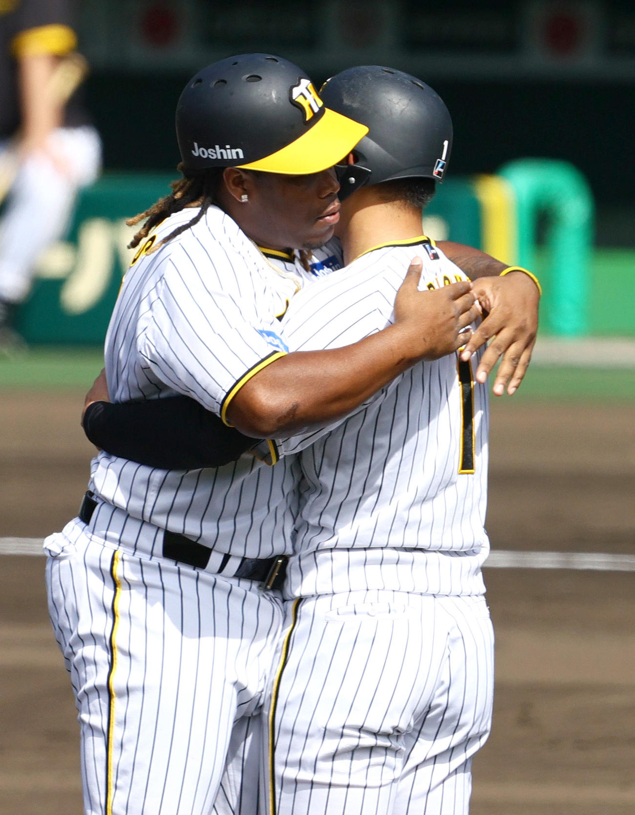 練習の合間にミエセス（左）は森下に抱きつく（撮影・上山淳一）