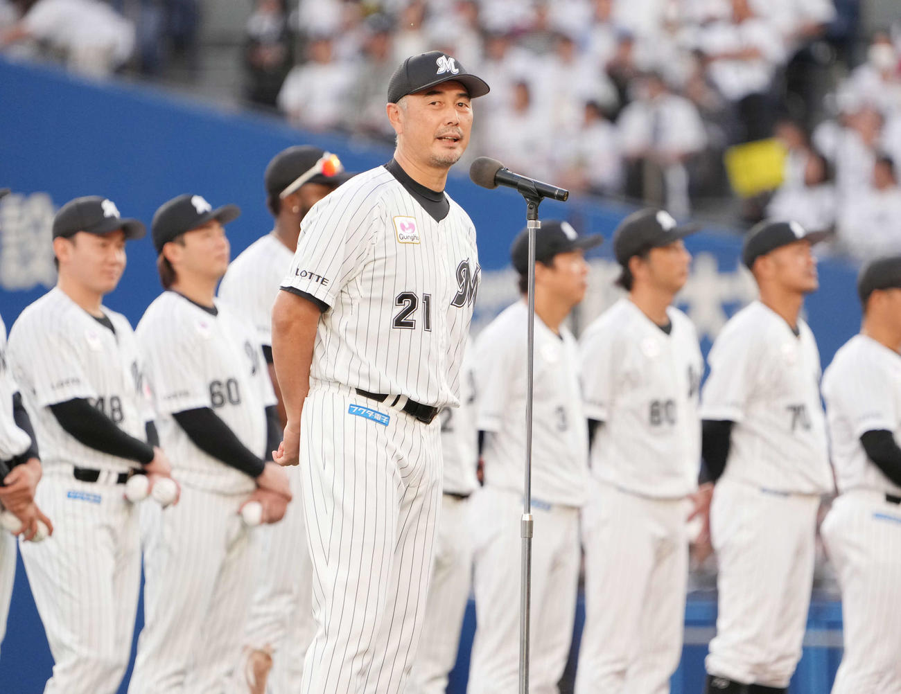 ロッテ対オリックス　本拠地最終戦のセレモニーであいさつするロッテ吉井監督（撮影・小沢裕）