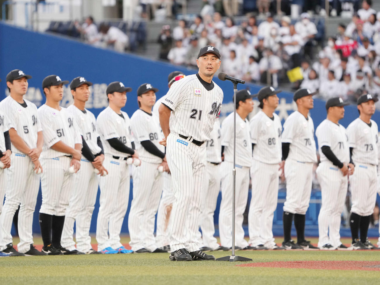 ロッテ対オリックス　本拠地最終戦のセレモニーであいさつするロッテ吉井監督（撮影・小沢裕）