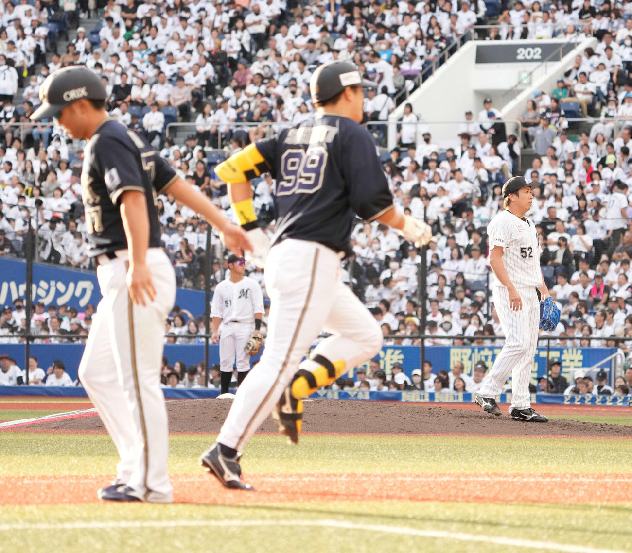 ロッテ対オリックス　9回表オリックス無死、ロッテ3番手で登板した益田（右）は杉本に右中間越えのソロ本塁打を許す（撮影・小沢裕）
