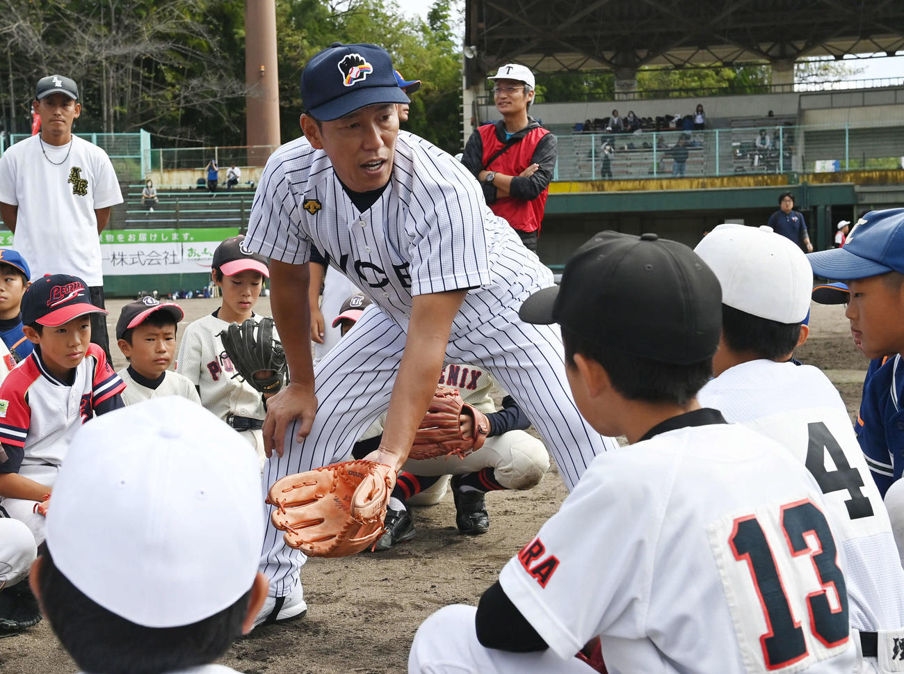 野球教室で指導する井端日本代表新監督（撮影・和賀正仁）