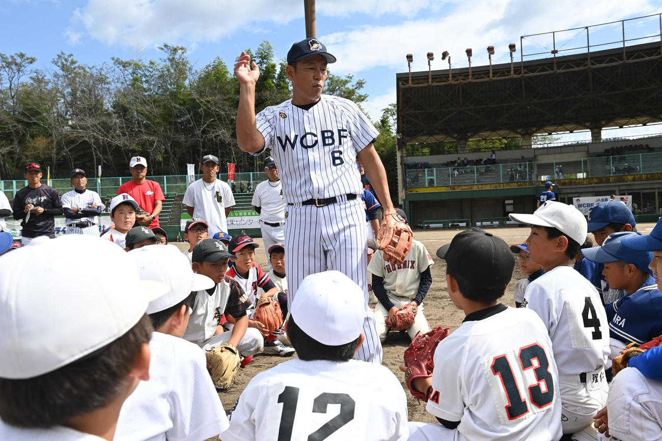 野球教室で指導する井端日本代表新監督（撮影・和賀正仁）