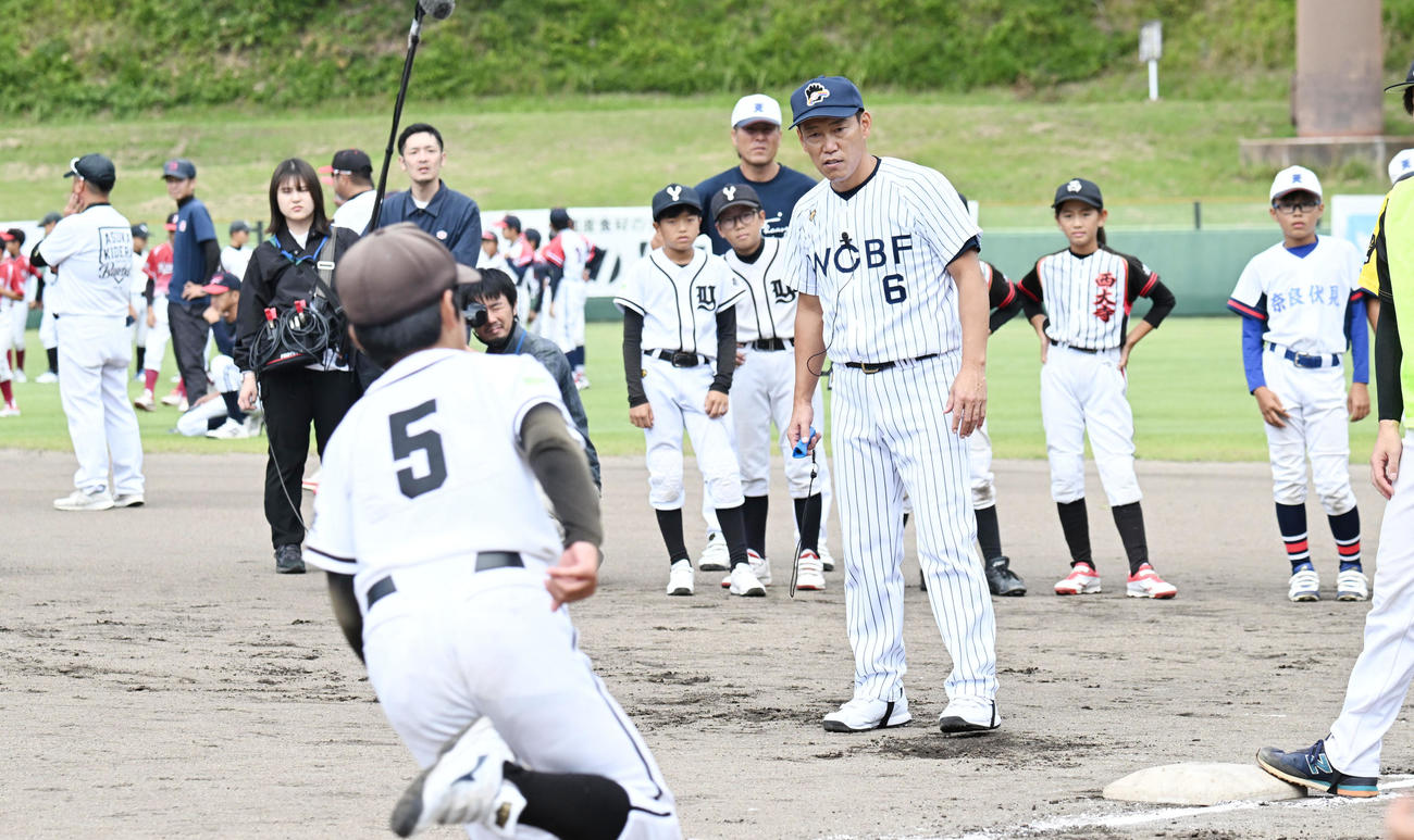 野球教室で指導する井端日本代表新監督（撮影・和賀正仁）
